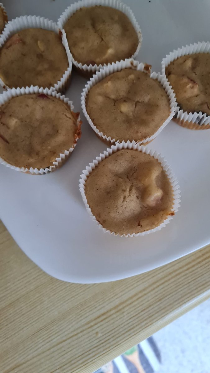 albowan's tweet photo. @lieferando Nachdem der Ofen kaputt ist und meine Muffins  roh  sind nix #lieferando https://t.co/5AIEPbCCPn