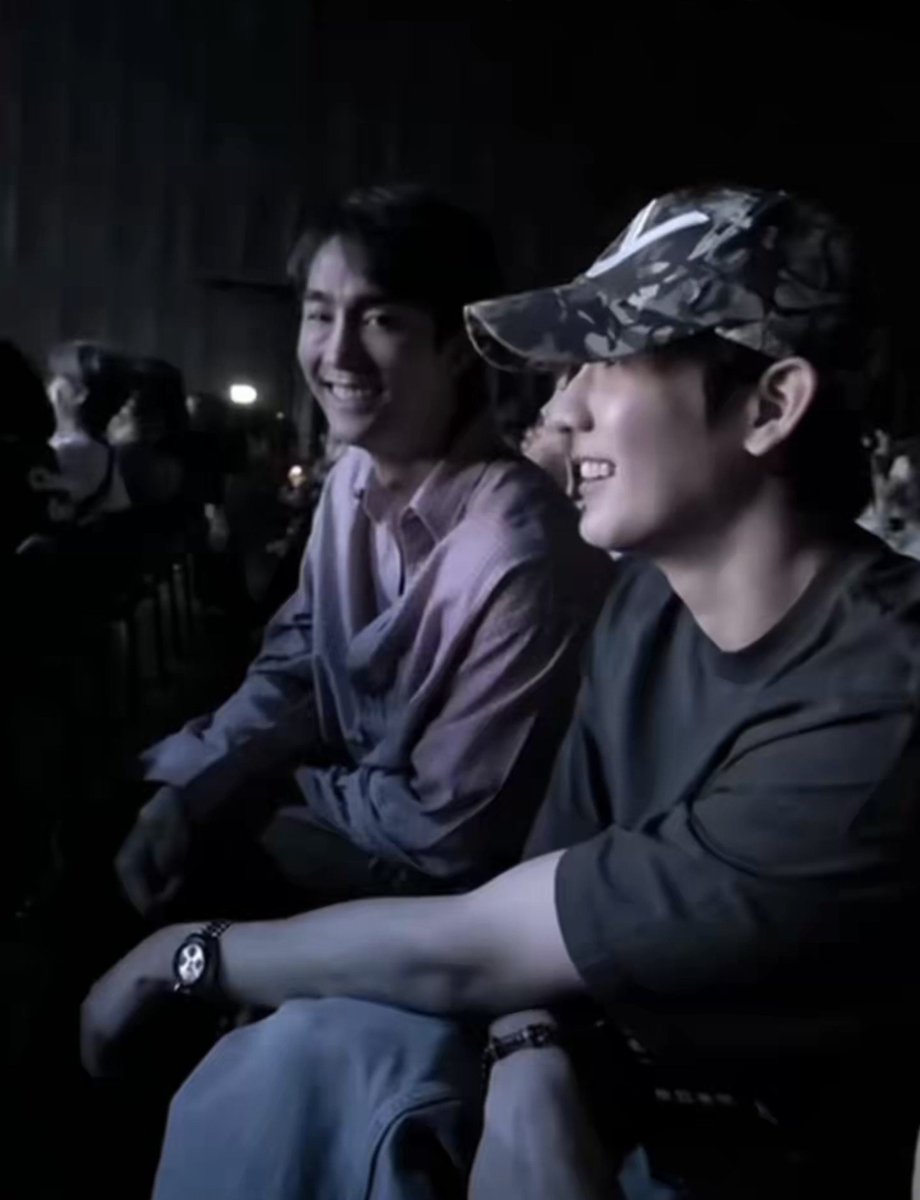 XZhan91's tweet photo. ฟอสบุ๊คได้ไปดูคอนด้วยกันละนะ สิงหาปีที่แล้วคอนพี่ปั๊บกุยังตราตึง ฟอสก็ตึงจัดเลยบี๋กลับมาบี๋ไปคอนกับใคร! ลืมว่าขาตัวเองเจ็บ แต่ก็นะเจ็บที่หัวใจโธ่บี๋บิดตี๋ ส่วนบี๋เห็นเขาไปกินโอมากาเสะเลยคิดว่าตี๋ไม่ว่าง เกมพลิกตี๋ลงรูปย้อนหลัง ชุลมุนกันอยู่พักนึงเพราะหนุ่มตี๋งอนดีนะบี๋รีบคอลมาง้อ https://t.co/5XOSbp9gO3