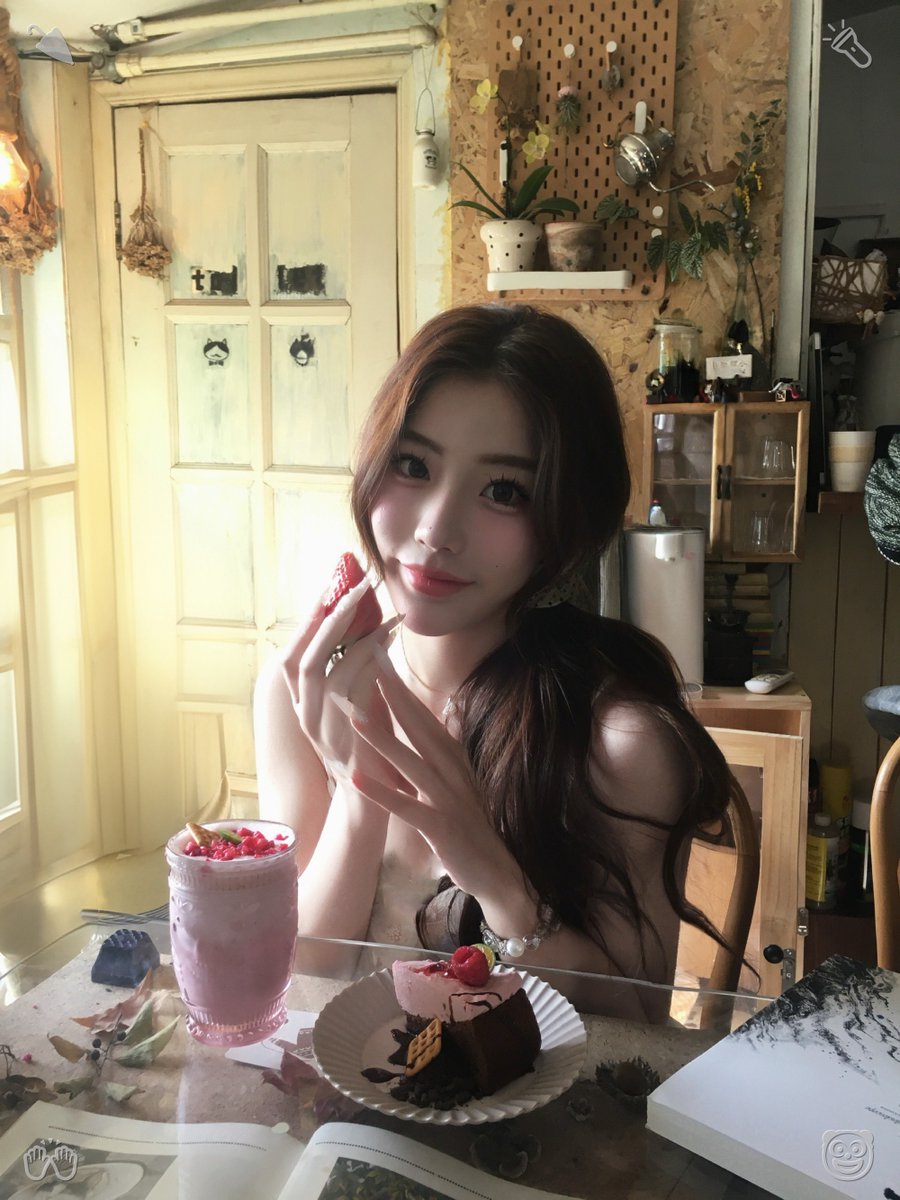 pad_google01's tweet photo. Milo trailed behind her, his gaze sweeping the surroundings in awe—a dazzling array of blossoms in hues of crimson, blush, and gold, their fragrant perfume enveloping the air and filling him with a sense of joy and vitality. Parrots strutted along, their songs in full voice. https://t.co/mcrcE7Oyom