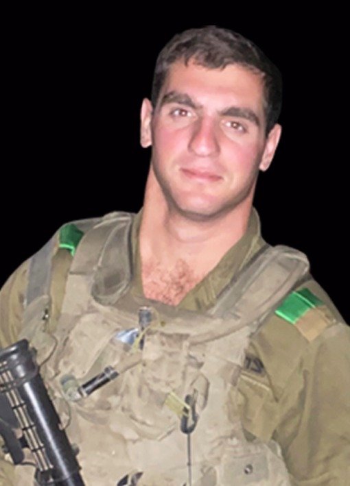 YosephHaddad's tweet photo. זהו סיפורו של סמ"ר רגב אמר ז"ל.
רגב גדל והתחנך בקיבוץ שדה נחמיה שבגליל העליון. הוא היה ילד של טבע, חברים ונתינה, מוקף תמיד באנשים שאהבו אותו. כבר מגיל צעיר בלט ביכולת שלו להנהיג, לחבר בין אנשים ולהוביל בשקט, בצניעות ובחיוך גדול. הוא אהב את הארץ, אהב לטייל, אהב את המשפחה שלו, ותמיד בחר בדרך של עשייה ומשמעות.
לאחר סיום התיכון יצא לשנת שירות בבתי ספר שדה עין גדי וחצבה, שם העמיק את אהבתו לטבע, לארץ ולאנשים.
רגב חלם להגיע לשייטת ולא היה מוכן לוותר על החלום. הוא עבר שני גיבושים עד שהתקבל, ושירת כ־11 חודשים בשייטת. בהמשך בחר לעבור לצנחנים מתוך רצון להמשיך לתרום במקום שבו הרגיש שיוכל להשפיע בצורה המשמעותית ביותר. כשהחלה המלחמה ב־7 באוקטובר 2023, רגב היה בקורס מ"כים ולחם תחת גדוד 450 של ביסל"ח.
באותה שבת בזמן הטבח הוקפץ עם חבריו לצוות לקיבוץ כיסופים. במשך שעות ארוכות הם ניהלו קרב הירואי מול מחבלים רבים, כשהם מגנים בגופם על תושבי הקיבוץ ומונעים טבח גדול אף יותר. רגב נלחם באומץ יוצא דופן, חתר למגע, חיסל מחבלים והמשיך להילחם גם כשהסכנה הייתה עצומה. רגב נפצע אנושות במהלך הקרבות מאש המחבלים, וכשחבריו ביקשו לבוא לעזור לו, הפציר בהם כי הוא נמצא ב"שטח השמדה", וביקש שיצילו את עצמם כיוון שהוא כבר לא ייצא משם בחיים. רגב חיפה עם הנגב שלו על חבריו עד שנהרג. הוא לא חשב על עצמו לרגע- רק על המשימה, על חבריו ועל האנשים שאותם בא להציל.
בקרב הקשה נפלו שישה לוחמים: רגב אמר, מתן מלכה, עומרי פרץ, בר יענקלוב, לביא בוכניק ואדם אגמון. גבורתם הייתה חלק בלתי נפרד מהבלימה של מתקפת הטרור בקיבוץ כיסופים ומהצלת חיים רבים.
רגב היה כמעט בן 21 בנופלו. הוא השאיר אחריו משפחה אוהבת, חברים רבים ואינספור אנשים שחייהם נגעו בליבו. לאחר נפילתו הקימה המשפחה לזכרו את עמותת "דרך רגב", המפעילה מכינה קדם־צבאית, מתוך אמונה שהדרך הראויה ביותר להנציח אותו היא להצמיח דור של צעירים ערכיים, מנהיגים, אוהבי אדם ואוהבי הארץ- בדיוק כפי שהוא היה.
נזכור אותו תמיד ונמשיך את דרכו ומורשתו.
יהי זכרו ברוך גיבור ישראל🇮🇱🕯
שנהיה ראויים.