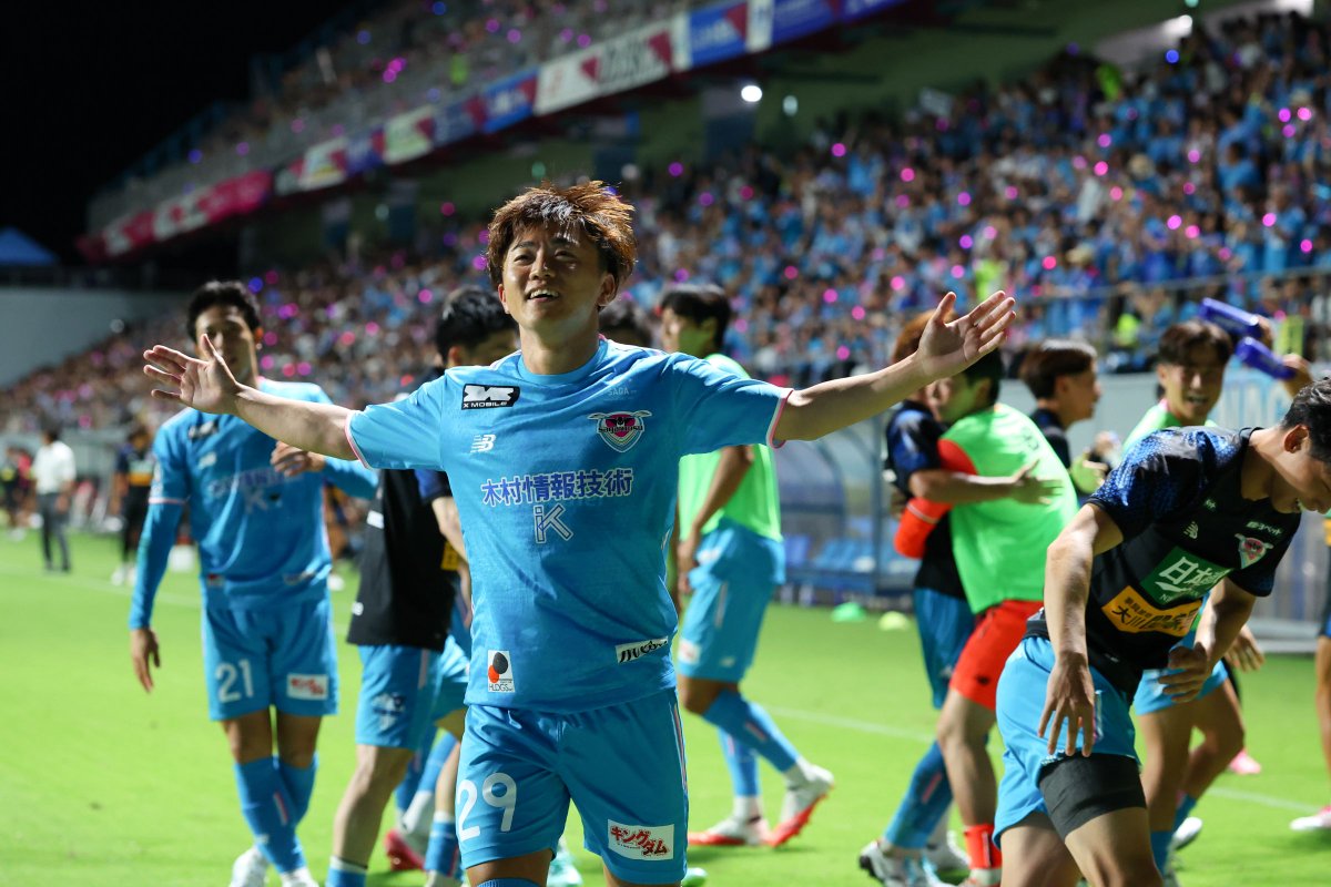 saganofficial17's tweet photo. ＼#ヴァンフォーレ甲府 戦📸／

公式HPに写真、コメントを掲載しました💬

2026／27シーズン開幕🔥
18,116人のファン・サポーターが集結したスタジアムは、試合前から大きな盛り上がりを見せ、熱気に包まれる中新シーズンが幕を開けました‼️

前半42分、今季加入の #髙橋利樹 選手が
#長澤シヴァタファリ 選手のスルーパスに抜け出し、冷静にゴールを決め先制点⚽️

さらに後半42分、#田中雄大 選手がPKを獲得。自らキッカーを務め追加点🔥

最後まで全員で粘り強く守り抜き、2-0のクリーンシートで5年ぶりの開幕戦勝利🏆

満員のスタジアムで最高の雰囲気を作ってくださった皆さん、熱い応援をありがとうございました👏

次節は8/16(日)、アウェイで #徳島ヴォルティス 戦。
引き続き、共に戦いましょう🔥

➡️https://t.co/MaIlf9OOTZ
➡️https://t.co/tNzIewpzWW

📸サガン鳥栖公式Photo 販売中📸
オフィシャルカメラマンが激選した、プレー写真を販売します。
https://t.co/uTLPdX49gC

#サガン鳥栖
#ONEHEART未来
#WeareSAGAN
