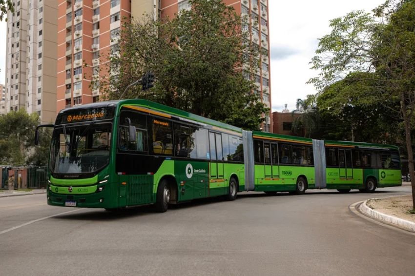 sobregyn's tweet photo. Inédito 🚨 Goiânia sai na frente e estreia a primeira frota mundial de ônibus biarticulados 100% elétricos no BRT. https://t.co/2xIjmjUkdm