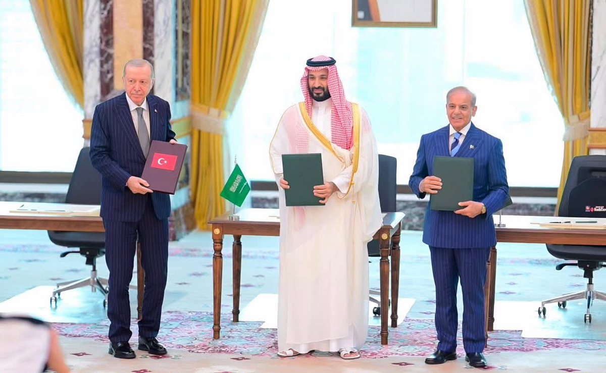 NAofPakistan's tweet photo. 🇵🇰🤝🇸🇦🤝🇹🇷
The Parliament House of Pakistan has been illuminated in vibrant green and red lights to commemorate the signing of the historic Joint Defence Agreement among the three brotherly countries — the Islamic Republic of Pakistan, the Kingdom of Saudi Arabia and the Republic of Türkiye— in the sacred city of Makkah Al-Mukarramah.

The colours of green and red reflect the warmth of enduring brotherhood, mutual trust and solidarity, while symbolizing a shared commitment to peace, security and prosperity. 

The illuminated Parliament stands as a radiant expression of the bonds of friendship and unity that bring the three brotherly nations closer together.
@AyazSadiq122

#Pakistan #SaudiArabia #Türkiye #JointDefenceAgreement #BrotherlyNations #PakistanParliament #Unity #Peace #Solidarity