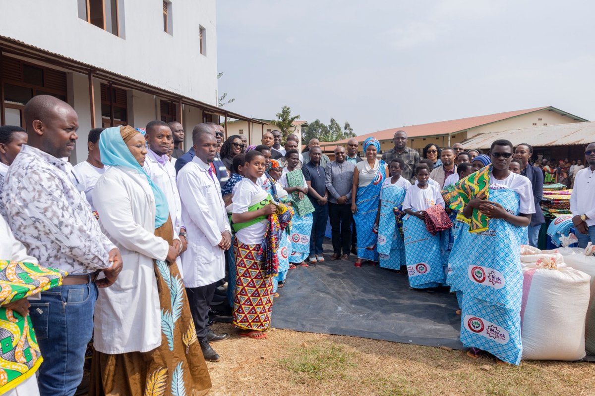 action_bonne's tweet photo. En compagnie du Conseil d’Administration et de la Direction Générale de @CRDBbankBurundi SE  @Burundi1stLady a rendu visite, ce 08.08.2026, aux femmes souffrant de fistule obstétricale prises en charge au Centre Urumuri de #Gitega https://t.co/jKI802mKqy