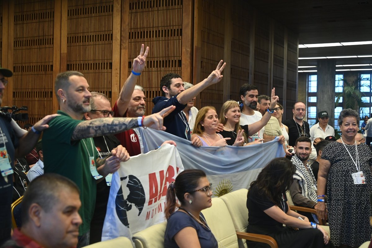 BrunoRguezP's tweet photo. Acompañé al Presidente @DiazCanelB en encuentro con participantes en la IV Asamblea de Alba Movimientos.

El espacio fue propicio para resaltar la importancia de la unidad y la solidaridad entre los pueblos, particularmente en el actual contexto de agresividad y persecución política que intenta imponer el gobierno de EEUU.