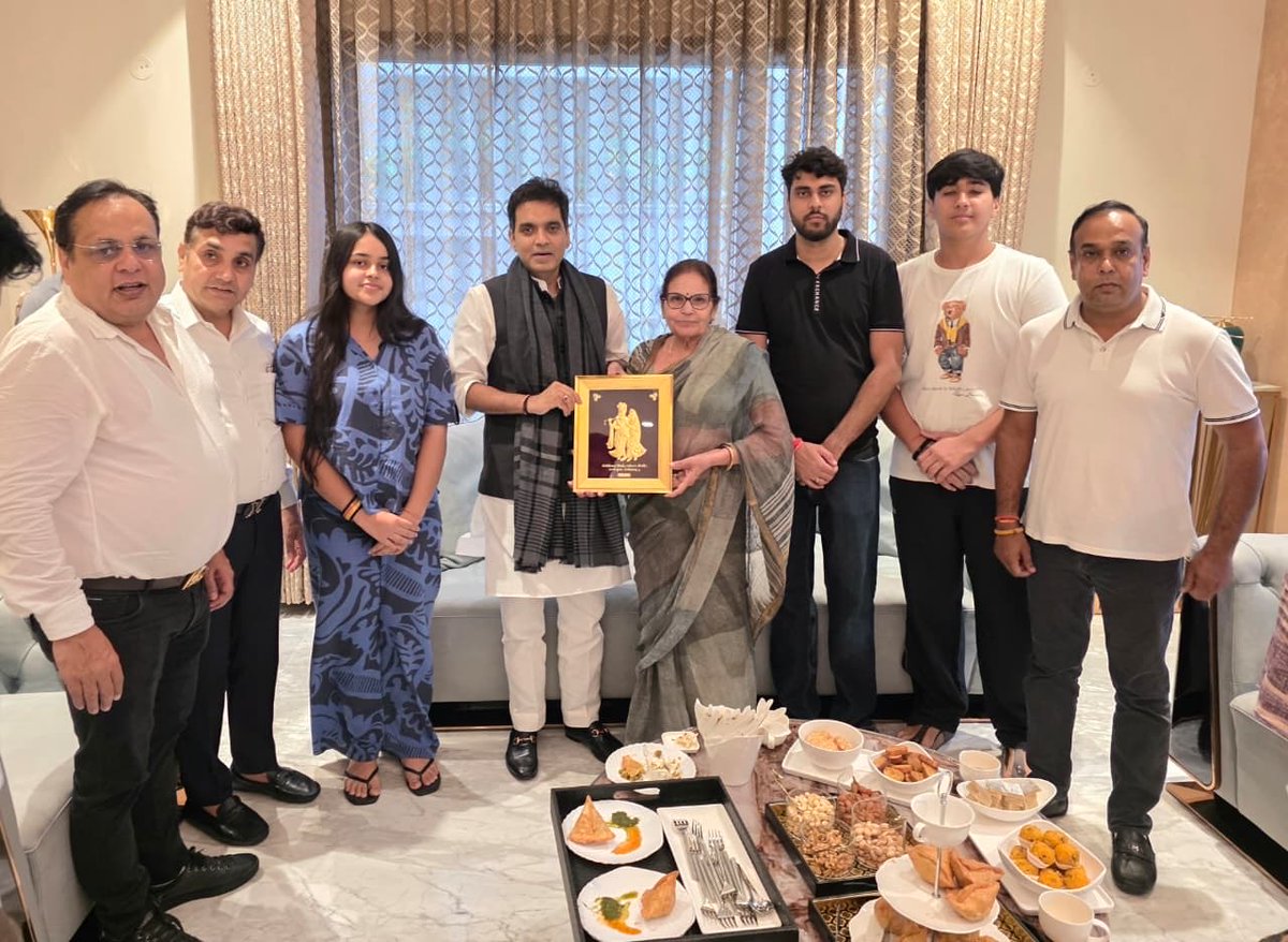 PankajSinghBJP's tweet photo. आज सेक्टर-44 में गौतमबुद्धनगर के जिला पंचायत अध्यक्ष श्री अमित चौधरी जी के आवास पर आत्मीय स्वागत एवं सम्मान के लिए उनका हार्दिक आभार। https://t.co/4oKU089YK3