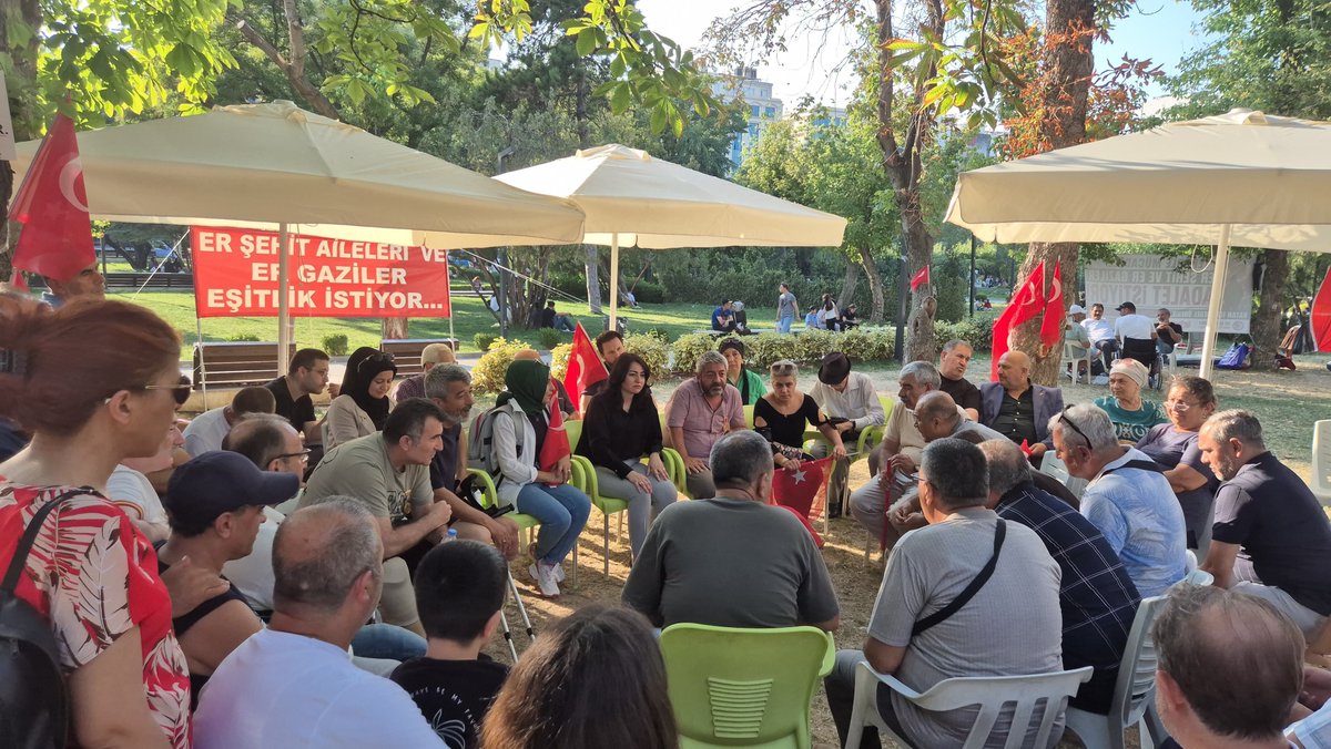 CihanurOncar's tweet photo. Bugün İlçe Teşkilatımızla birlikte Güvenpark'ta #gazilerimizi ziyaret ettik. 

Vatan uğruna bedel ödeyen kahramanlarımızın yanında olmak; sadece bir ziyaret değil, vefa ve minnet borcumuzdur.Dün vatan için dimdik duran #gazilerimizin, bugün de haklı #mücadelelerinde yanındayız.🇹🇷 https://t.co/485Slv810r