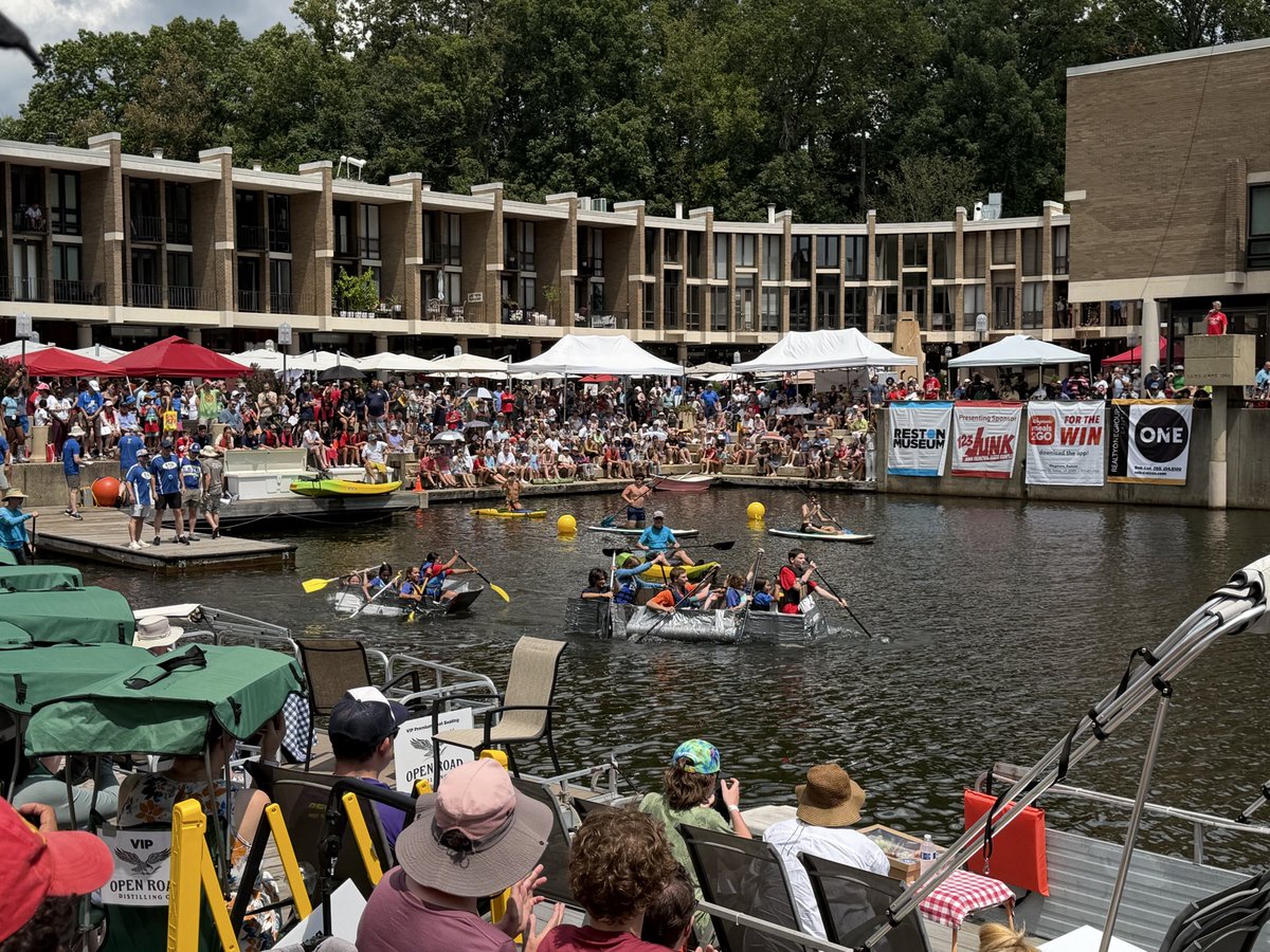 PatrickSeitz's tweet photo. The first racers ended up in the drink. https://t.co/rGQ4M7bnZ0