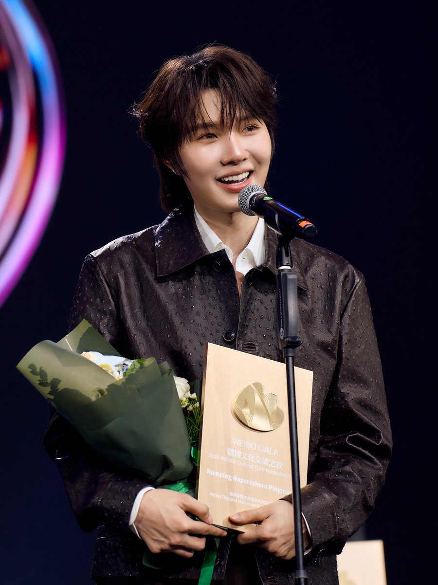 DomundiTV's tweet photo. จบลงไปแล้วสำหรับงานประกาศรางวัล WEIBO GALA 2026 Weibo Cultural Communication Night ✨

ขอขอบคุณทุกรางวัลจากงานประกาศรางวัล WEIBO GALA 2026 Weibo Cultural Communication Night 🏆

รางวัล Weibo Thailand China-Thailand Film & Television Cultural Communication Benchmark Figure
🏆 คุณกิตติพัฒน์ จำปา

รางวัล Weibo Thailand Prospective New Screen Artist
🏆 เติ้ล มติมันท์ 

รางวัล Weibo Thailand Fresh New Screen Artist
🏆 เฟิร์สวัน วรรณกร 

รางวัล Weibo Thailand Promising New Screen Artist
🏆 เก่ง หฤษฎ์

รางวัล Weibo Thailand Distinctive New Generation Artist
🏆 น้ำปิง นภัสกร

รางวัล Weibo Thailand Multilingual Vocal Rising Artist
🏆 นุนิว ชวรินทร์ 

ขอขอบคุณงานประกาศรางวัล “WEIBO GALA 2026 Weibo Cultural Communication Night” ที่ให้เกียรติ “เจมส์” “นุนิว” “ยิม” “เก่ง” “น้ำปิง” “เติ้ล” และ “เฟิร์สวัน” ได้มาร่วมเป็นส่วนหนึ่งและร่วมแสดงโชว์สุดพิเศษในวันนี้นะคะ 🥰

ขอขอบคุณแฟน ๆ ทุกคนที่มาเจอกัน รวมถึงแฟน ๆ ทุกคนที่ร่วมส่งกำลังใจ และสนับสนุนพวกเราเสมอมาค่ะ 🫶🏻✨

#WEIBOGALA2026xDMD