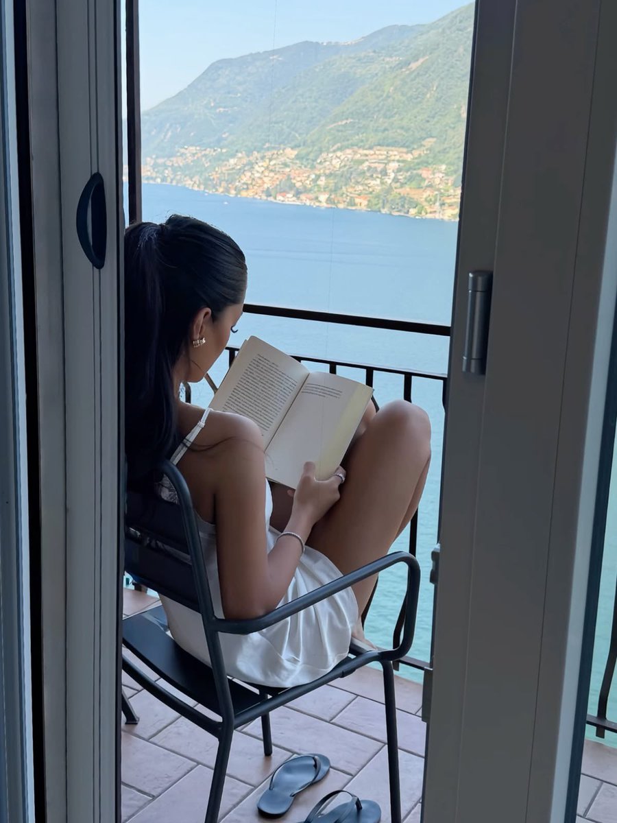 lassybees's tweet photo. always reading https://t.co/XJhgeN391F