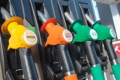 LBleuBlancRouge's tweet photo. 🚨 Dès 2028, vous allez ENCORE payer plus cher votre plein.

Et ce n’est pas une décision française.

L’Europe va lancer l’ETS2 : un système de quotas carbone qui s’appliquera directement aux carburants (essence et diesel) et au chauffage.

Résultat estimé à la pompe : +10 à 15 centimes par litre dès le départ… et potentiellement beaucoup plus si le prix du carbone grimpe.

L’objectif officiel ? Accélérer la fin des énergies fossiles.
Le risque concret ? Un nouveau choc pour les classes moyennes et les ruraux, ceux qui n’ont pas le choix de la voiture.

Un Fonds social climat est prévu pour
amortir le coup… mais on connaît la musique : les aides arrivent rarement à temps et rarement là où il faut.

Faites le bien savoir : ils veulent encore nous saigner jusqu’à la moelle. 😤

Je pense qu’ils ont trop vite oublié les Gilets Jaunes. Qu’ils se méfient, ils ne sont pas partis trop loin. 😉