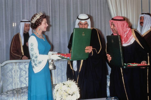 Pastonews_rst's tweet photo. در این رشته توییت سعی دارم قسمتی از تاریخ که تا به حال ناگفته باقی مانده رو بیان کنم البته از نظر تحلیل توجه داشته باشید که امکان داره درست نباشه یا درست باشه قضاوت با خود شما اما من یاد گرفتم از زوایایی جدید و خاص به موضوع نگاه کنم.
امیدوارم این اطلاعات در درک درست تاریخ معاصر👇 https://t.co/z5OTisnI0M