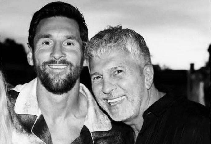 _mundoleo's tweet photo. Fuiste el papá de nuestro héroe. Estuviste siempre a su lado, con la palabra justa, la mirada de amor. Pocas veces vimos a un hijo querer y respetar tanto a un padre. 

Gracias por haber creído en nosotros desde el primer día.

Chau, Jorge. Buen viaje al cielo de los creadores de leyendas.
