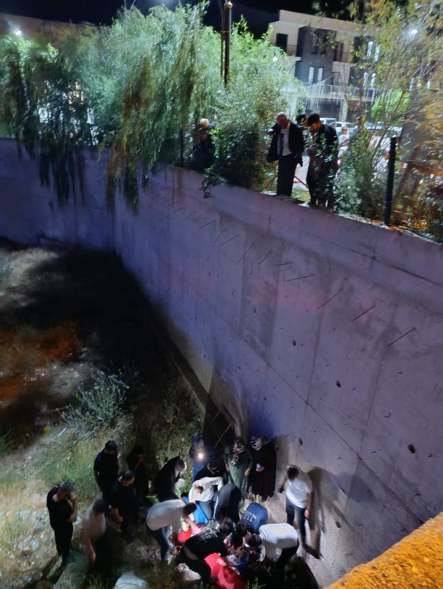 ttas_Sevda's tweet photo. Hastanelerin o buz gibi koridorlarında zaman sanki tamamen durur; ne nefes almak kolaydır ne de yutkunmak. İnsanın bütün dünyası, o kapının arkasından çıkacak tek bir kelimeye ve doktorun gözlerindeki ifadeye sıkışıp kalır.
Bahsettiğiniz o çaresizlik hissi gerçekten insanın... https://t.co/b9WIjwifGK