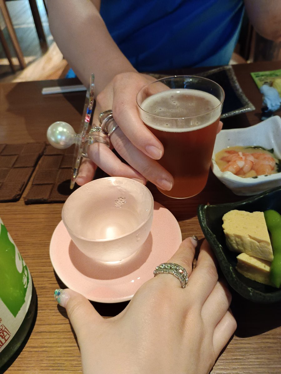 naranara_nin's tweet photo. 観てきました！何の前情報も入れずに観に行ったので、以前狂っていた作品のキャラが登場して驚きすぎて直後の会話が何も入ってきませんでした…その子が救われる展開になってくれて本当に嬉しかった　めちゃくちゃ良いお話だったしちょっと泣いた　その後は楽しくお酒を飲みました🍶 https://t.co/QBKWeIK9NX
