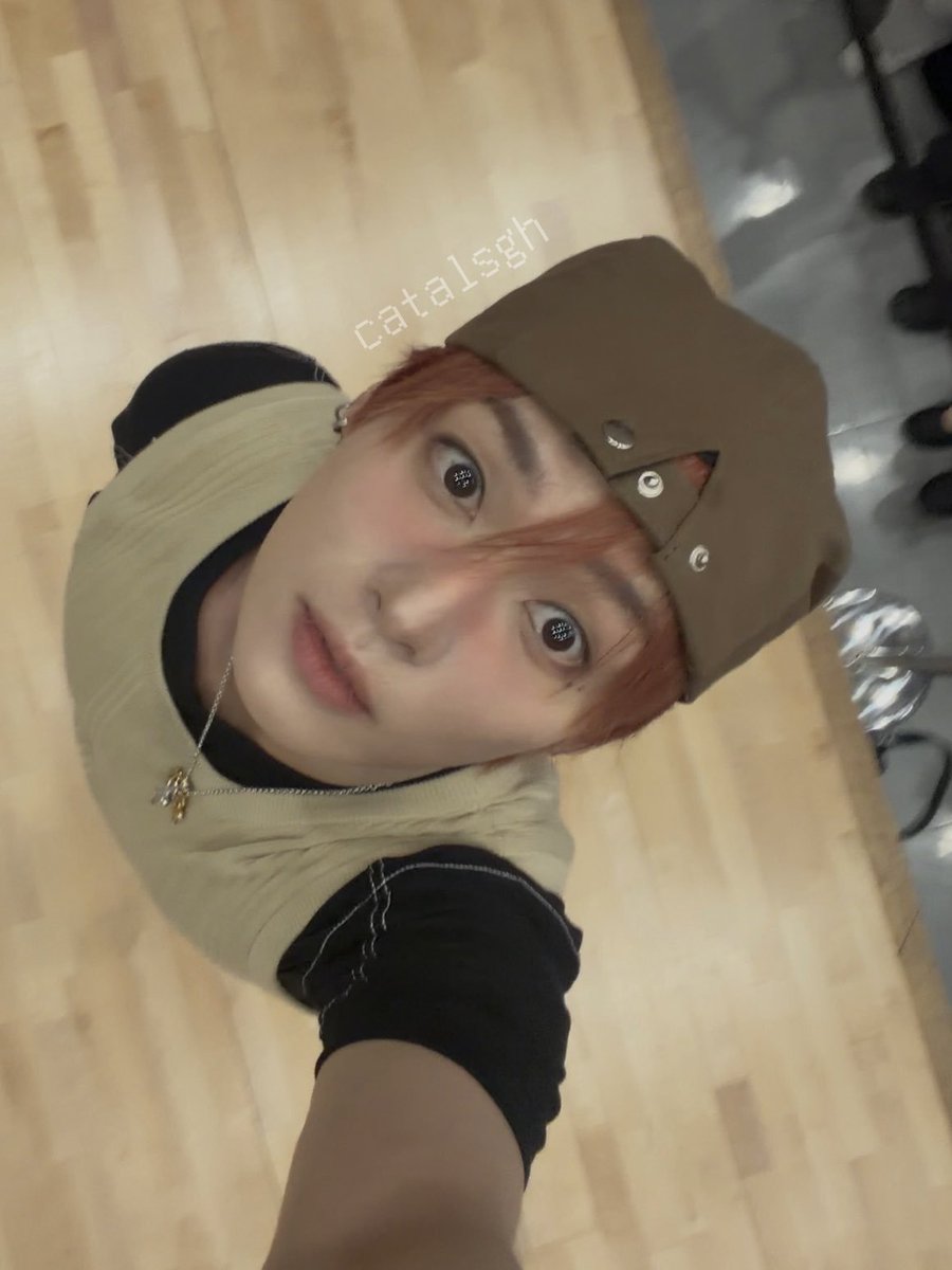 skzview_'s tweet photo. i am so glad you are not photocards https://t.co/To9CJZEDmo