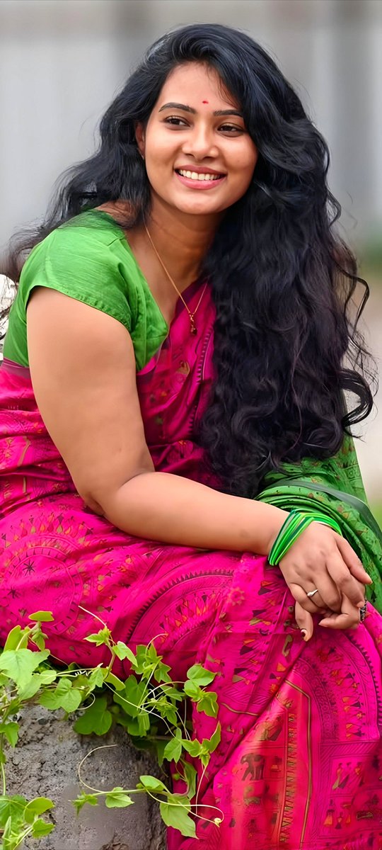 WallpaperIndian's tweet photo. Soft smile, flowing hair, and that beautiful pink green saree combination 😍
👑 Divya Duraisamy 💚 looks so graceful and natural in these frames
#DivyaDuraisamy #Divya https://t.co/TmFauPCTf8