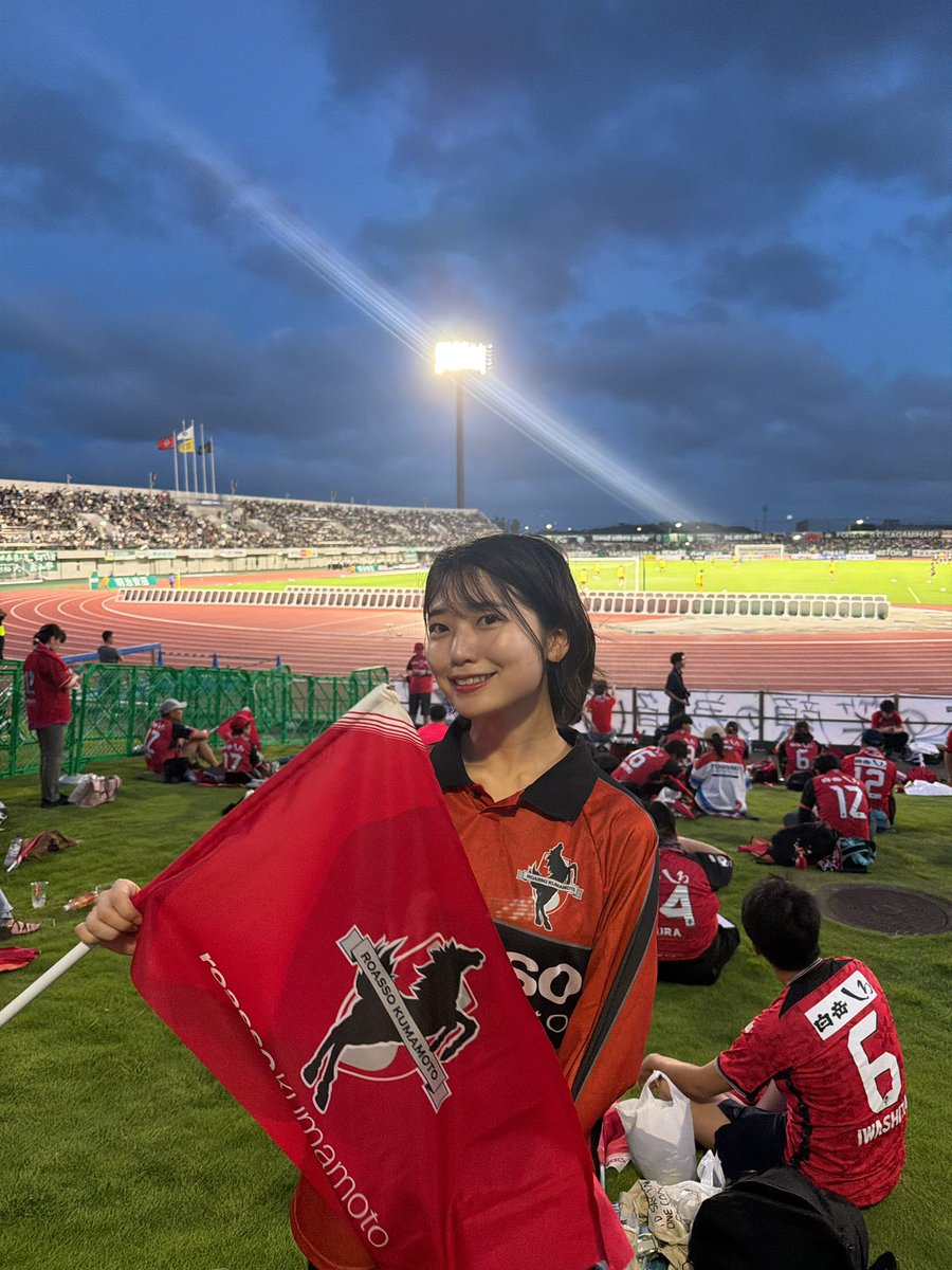 hinanomaeda's tweet photo. 開幕戦相模原！
このタイミングだから、選手からもサポーターからも色々な想いを感じて泣けたよ〜。
よく守った！ 元気をありがとう。
勝ちたい！
がんばろう熊本！

#ロアッソ熊本 https://t.co/YVMmn1bvC9