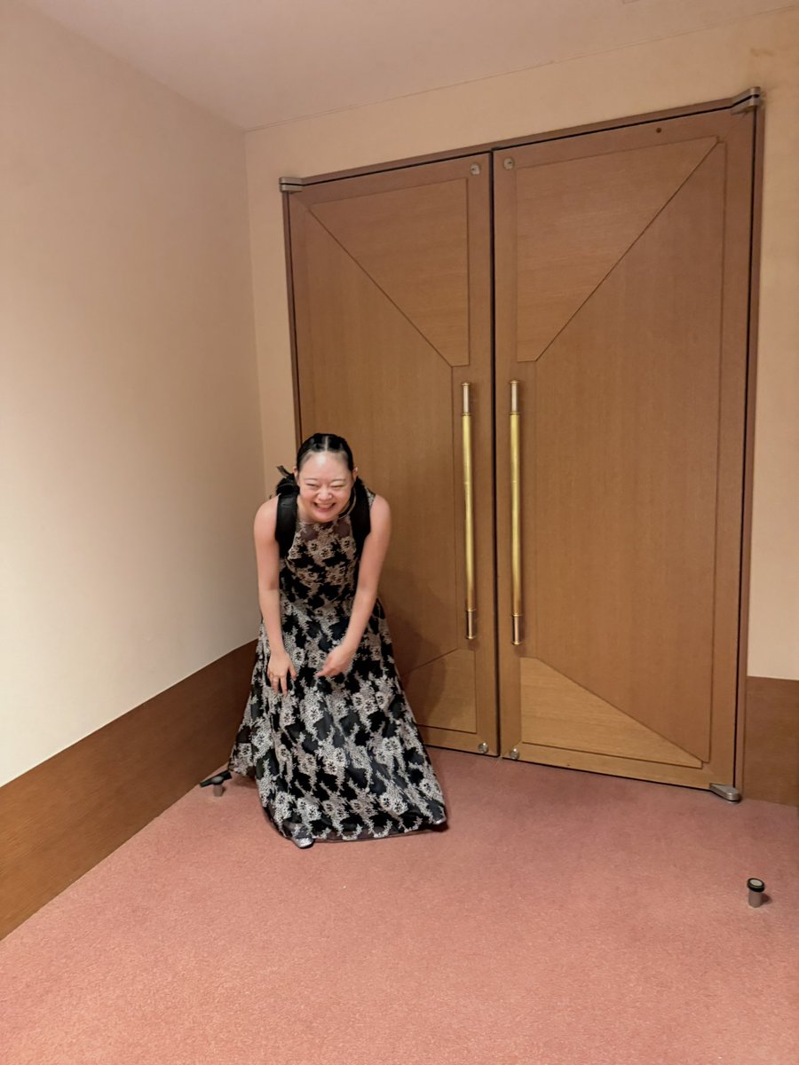 honokasugitani's tweet photo. 本番前と本番後。いつでもどこでも笑っている https://t.co/abKFPEQMNP