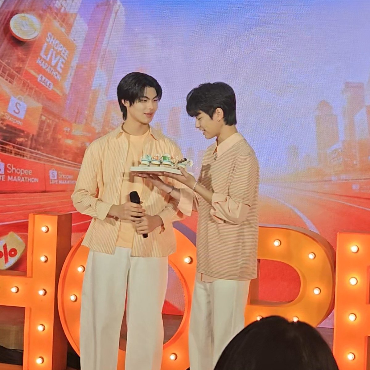 _NK148's tweet photo. ซีนถือเค้กมาจริง แต่หมอมองเค้กหน่อย

WAVE SHOPEE THEE
#ShopeeLivexTheeWave
#theewave #tthi_eks #waavetnp https://t.co/HpOzma9RiJ