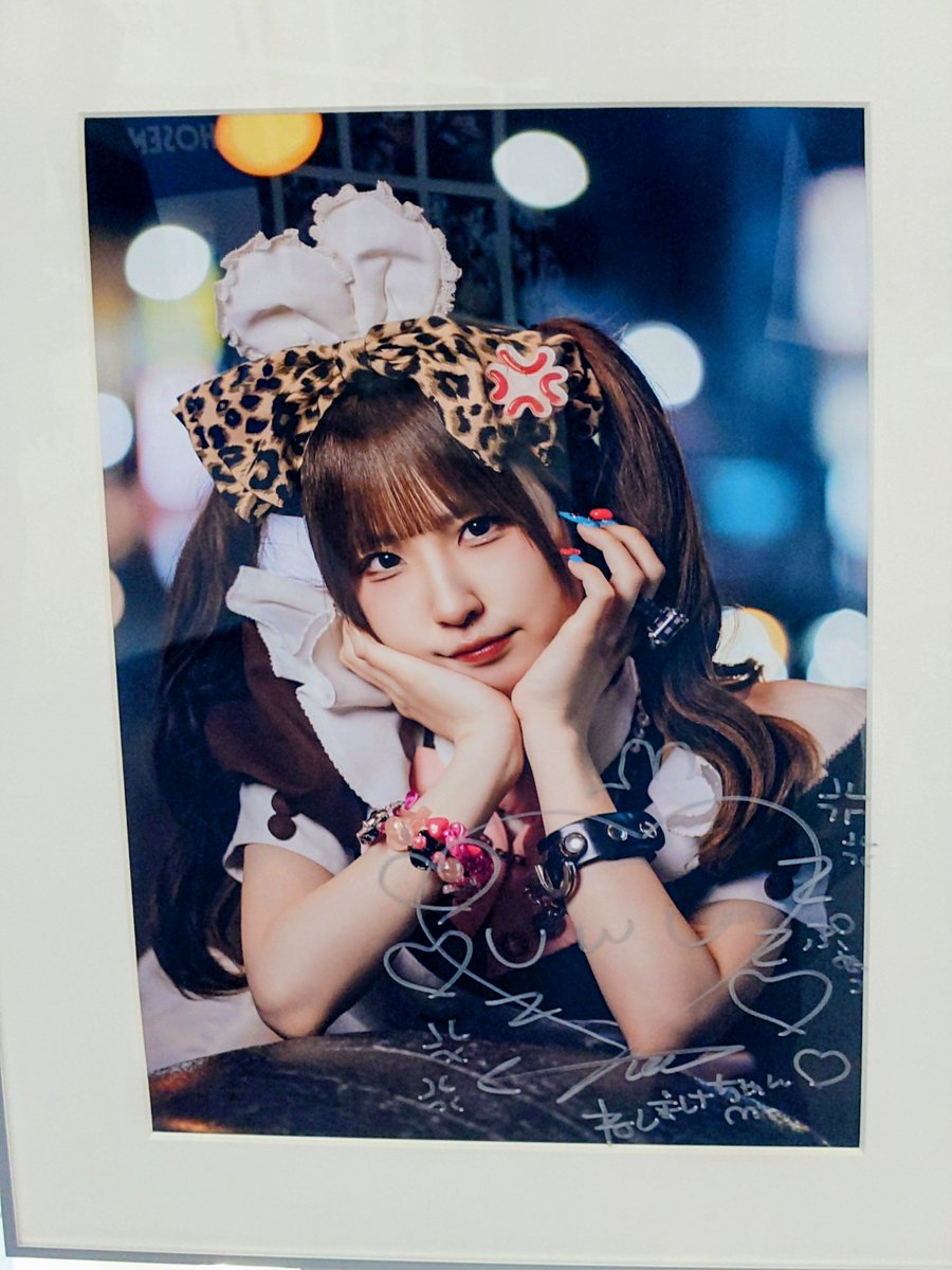 pote_kacchi's tweet photo. P@RADE in アキハバラ vol.2の写真展行ってきた！
書店で催しているのもあって、メイドさんたちのオススメの書籍コーナーとかもあって楽しかった！（小並感） https://t.co/Wao4LER38o