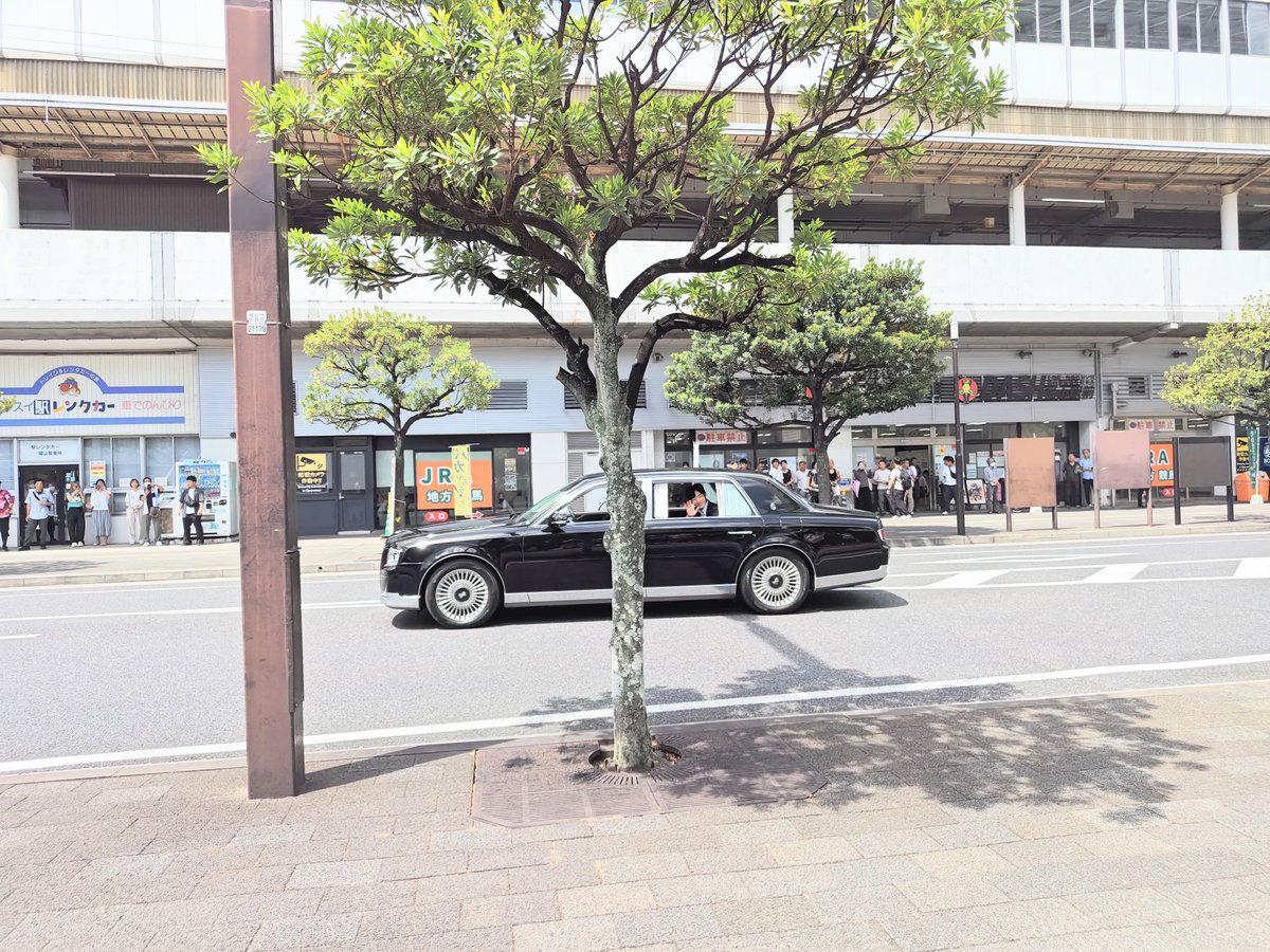 kgfh2ifgNihk5ta's tweet photo. そしてホテルを博物館に向かって出発されたお車の中の悠仁殿下！
初めてお目にかかることが叶った殿下は
思わず「可愛い〜！」と声が出てしまうほど
色が白くてお肌も綺麗で
小顔
まるで白い花が咲いたようでした

でも
肝心の写真はこんなのしか撮れず泣 https://t.co/adhf31xNFR