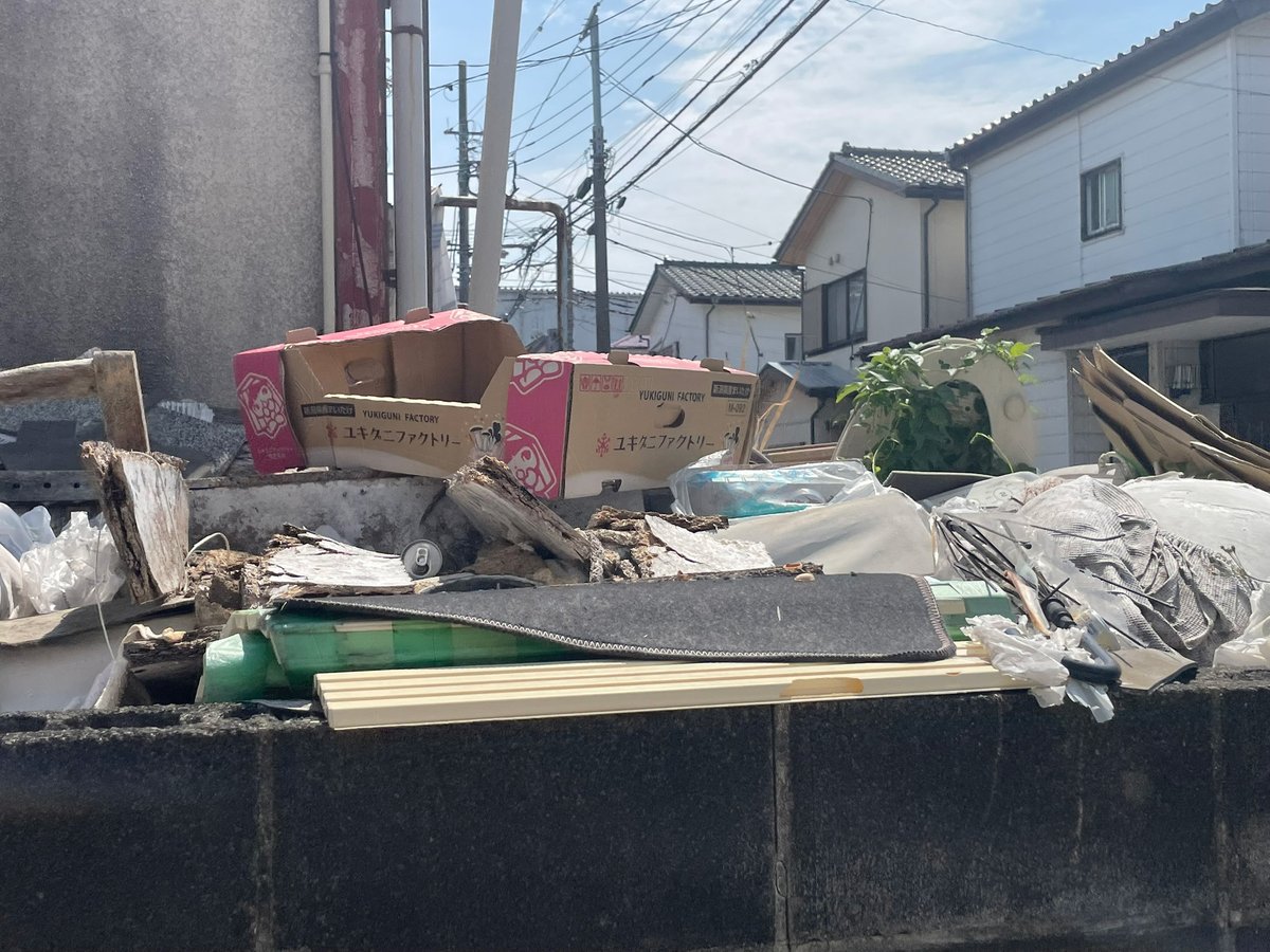 Eldinks's tweet photo. 【神奈川県綾瀬市】多文化強制を進めた末路がヤバい。

綾瀬市の某所のアパートなんですけど、このアパート1棟に某国の中古車会社が「8社」いるんですよ。
とりあえず8社ですが、計何人かは不明です。
モスクをよく利用する方々だと思います。

1社入居するたびに耐えられなくなった住人逃げ出して、空いた所にまた1社きて、という感じで計8社です。

一刻も早く、市役所関係者や市議らの自宅横アパートに入居してくれることを願ってますよ。