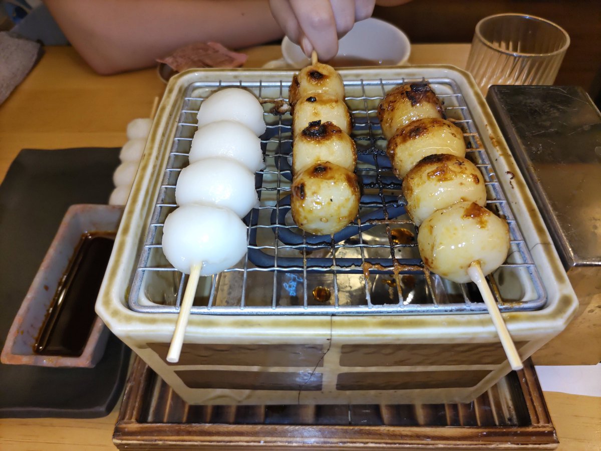 mari19980211's tweet photo. お出かけから帰りました。
アフタヌーンティーのあとはあちこちブラブラしてちいかわ焼き（たい焼き）を買って、おかげ庵でお団子焼いて食べました。
人の多さに驚きつつも楽しく過ごせました。

#ちいかわ焼き
#おかげ庵 https://t.co/KRZcx3nGWn