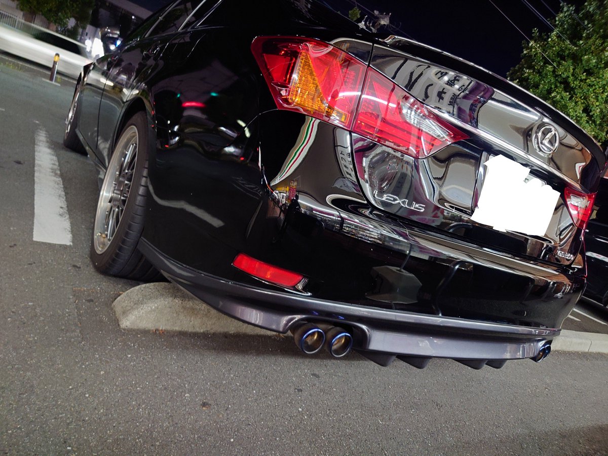 airsh00ter's tweet photo. やはりfスポーツの4本出しマフラーはカッチョええなぁ〜
こういうの嫌いな人もいるらしいけど、おじさんは最近のシャレオツマフラーよりこれが好き！
#レクサス　#GS　#fスポーツ https://t.co/vTZc3t89vC