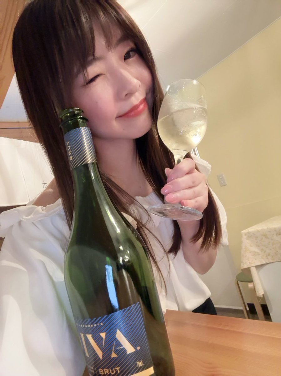 aichin_0520's tweet photo. 朗読劇『語り灯』ありがとうございました🔥

三者三様のものになっていてよきでした📖✨
楽しかったけどなんか疲れました笑
読む方が頭使うかも、、
それぞれの話に出てくるおつまみを食べれるって面白い🤤

御来場に🍾、ありがとございました🙇‍♀️
なるさんとお友だちな事もあり、菊ねぇもありがとー！！ https://t.co/h4SYTEzk4b