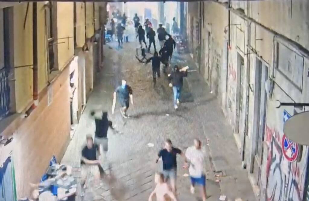 UltrasPresent's tweet photo. Riazor Blues 🔵⚪️ anoche se presenta en el Centro histórico de Genoa 🇮🇹, un grupo de ultras del Genoa 🔵🔴 armados ataca a RB que despues tienen que retroceder y salir corriendo.

(VIAJAZO de los Coruñeses 🔵⚪️)

A las 20:45 se juega el Trofeo Español 🏆

Genoa FC - Depor. https://t.co/jGwsc0IvZI