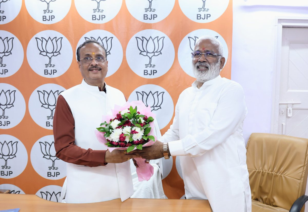 swatantrabjp's tweet photo. आज उत्तर प्रदेश के पूर्व उपमुख्यमंत्री एवं माननीय राज्यसभा सांसद डॉ. दिनेश शर्मा जी से सौजन्य भेंट हुई।

इस आत्मीय भेंट के दौरान विभिन्न समसामयिक एवं संगठनात्मक विषयों पर सार्थक चर्चा हुई।

@drdineshbjp https://t.co/r7XwYWBPys