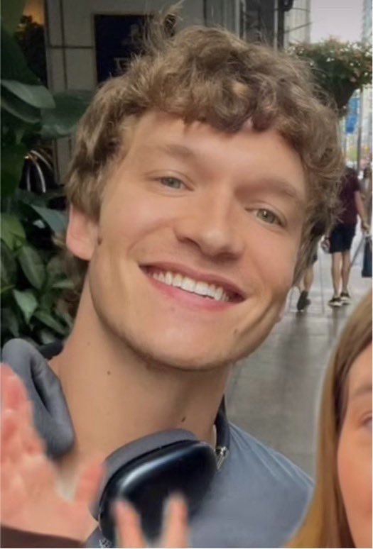 yamiyomilya's tweet photo. I love when he smiles this big in fan pics https://t.co/Et8vbaYH9L