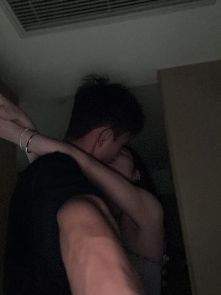 e_izabela's tweet photo. 今天学长把我操了，我们都是第一次都没有经验，第一次还秒射不戴套，我是不是该买事后避孕药，第二次我帮他戴套，我还不太会戴把他搞的不舒服，他说��一次我真的不相信，因为让我高潮到喷水，有人想看吗 https://t.co/FHQabdmoLr