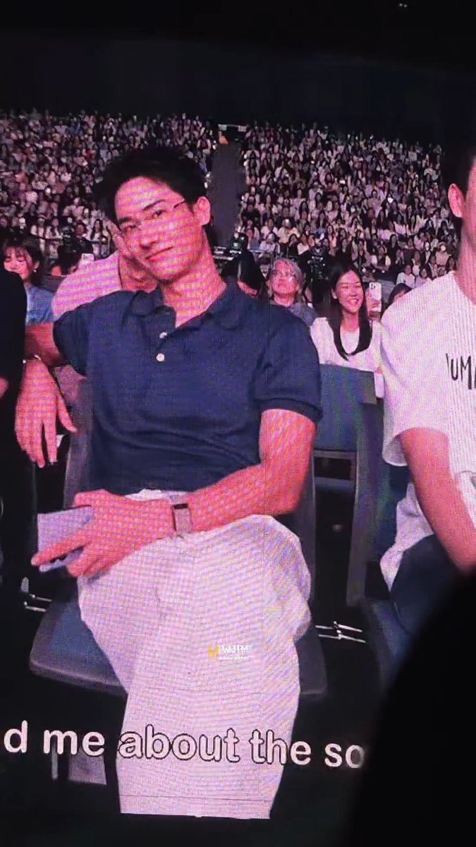 nathuhiqx's tweet photo. มิเครเลย ตัดผมสั้นแล้วเพิ่มดาเมจด้วยเสื้อโปโลกับแว่นตา อะไรครับเนี่ย มิเคร หล่อเกินไป 😭😭😭😭😭 ทำไมทำแบบนี้ แล้วใครจะรับผิดชอบหัวจัยของเด่กสาว😭😭😭😭 https://t.co/wIXWi5nsqA