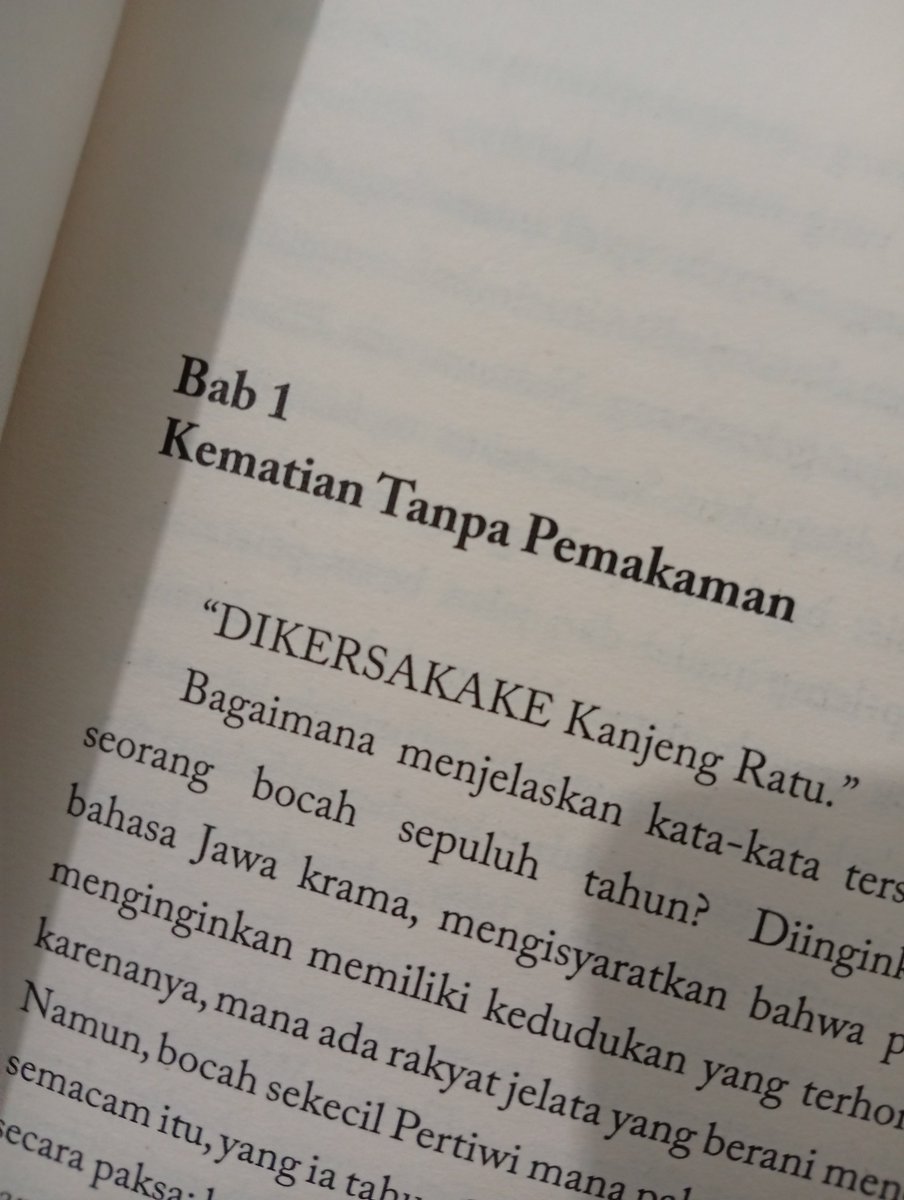 AlamKarna's tweet photo. Baru benar-benar membuka dan membaca jam 8 tadi.

30/139
Meski hanya di halaman ke 30 (sebetulnya kaiau dilihat dari jumlah halaman sudah memakan banyak ruang), ceritanya sudah mulai menghantam dada. 

Agak merinding membaca buku ini, mungkin karena waktu sd dulu, 2 sepupu jauh meregang nyawa di laut selatan, tapi jasadnya masih dikubur layak, keluarga dekat masih memandikan.

Sedang di buku ini, meninggalnya orang terdekat pertiwi, tanpa pemakaman layak, ditambah 1 hal penting menjadi pembuka cerita yang membuat bulu roma meremang..