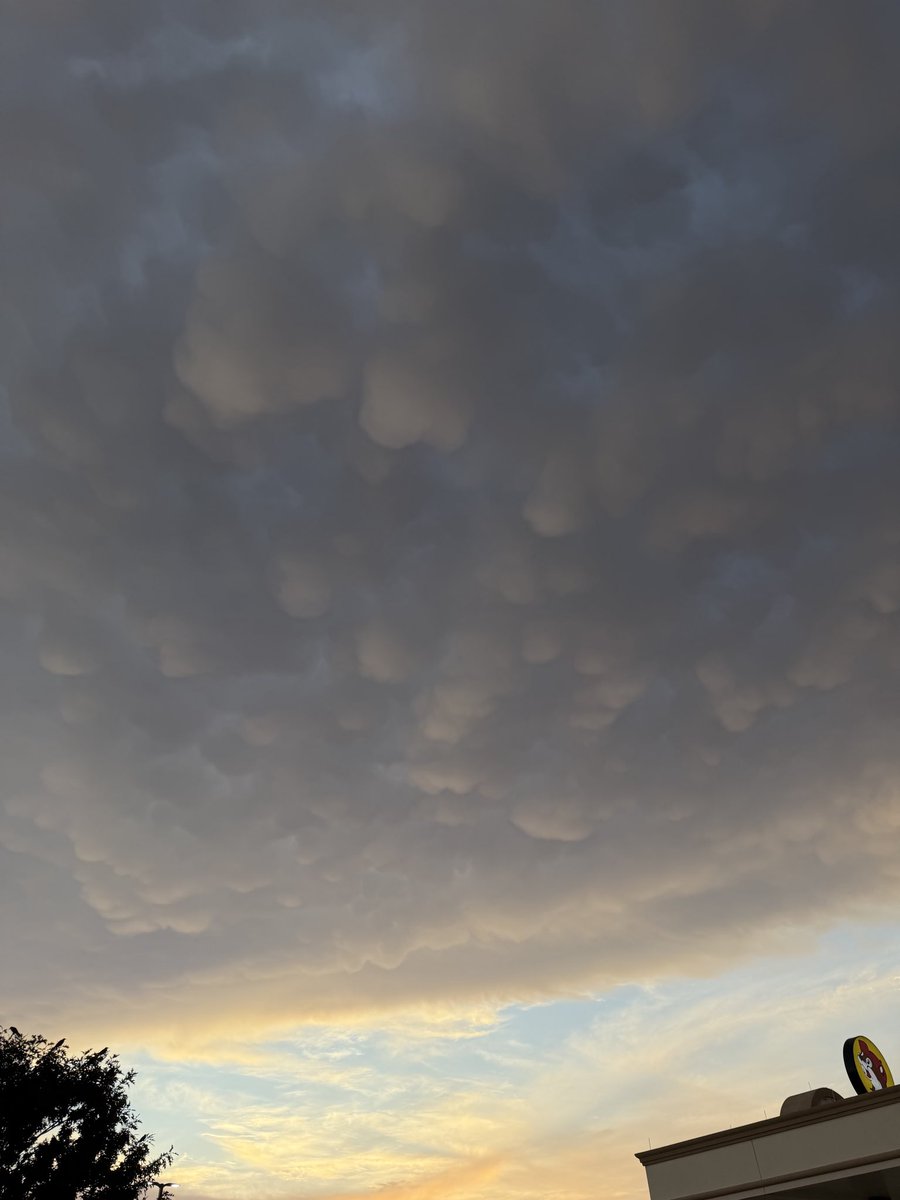 LeMeteorologist's tweet photo. Mammatus clouds outside of the Buc-ee’s in Royce City, TX yesterday. https://t.co/3VCIaeIOE8