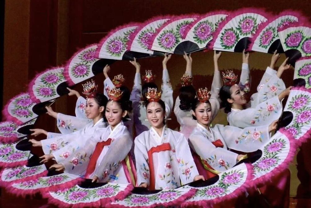 CoreaHoy's tweet photo. El Buchaechum (부채춤) es una danza neoclásica creada en 1954 por la maestra Kim Baek-bong. https://t.co/XEpyS7hjx1