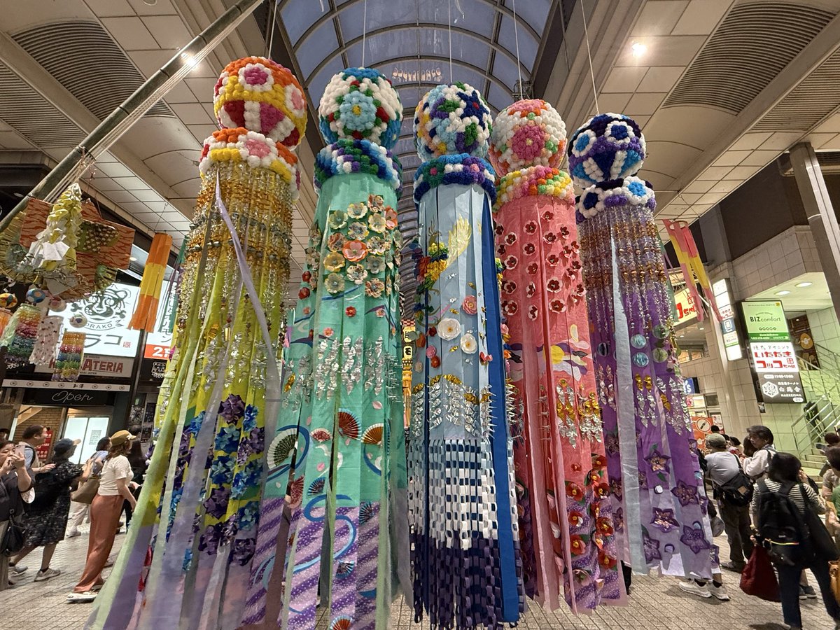 chihiro0209's tweet photo. 🎋仙台七夕🎋

今年も仕事帰りに行ってきた！
やっぱ老舗のお店のクオリティはすごいね。気合いが違う👍

ボタンのむつみやさんはほんと細かくて、グランプリなのも納得🥇

昔のバイト先の阿部蒲鉾店は今回🥈だったけど、豪華賞でした❗️

（ALTにどこのお店の飾りか書いた） https://t.co/2jj4Arwcjt