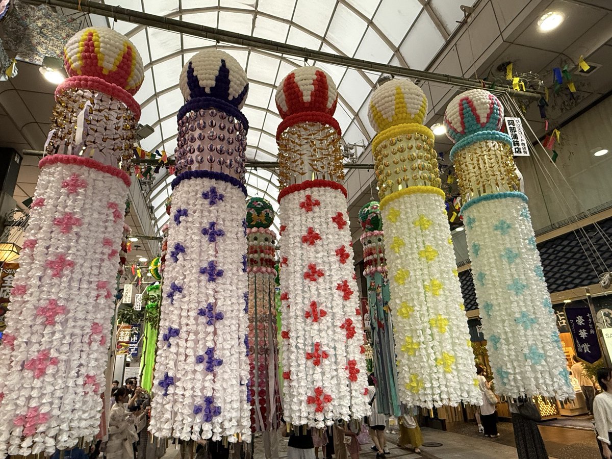 chihiro0209's tweet photo. 🎋仙台七夕🎋

今年も仕事帰りに行ってきた！
やっぱ老舗のお店のクオリティはすごいね。気合いが違う👍

ボタンのむつみやさんはほんと細かくて、グランプリなのも納得🥇

昔のバイト先の阿部蒲鉾店は今回🥈だったけど、豪華賞でした❗️

（ALTにどこのお店の飾りか書いた） https://t.co/2jj4Arwcjt