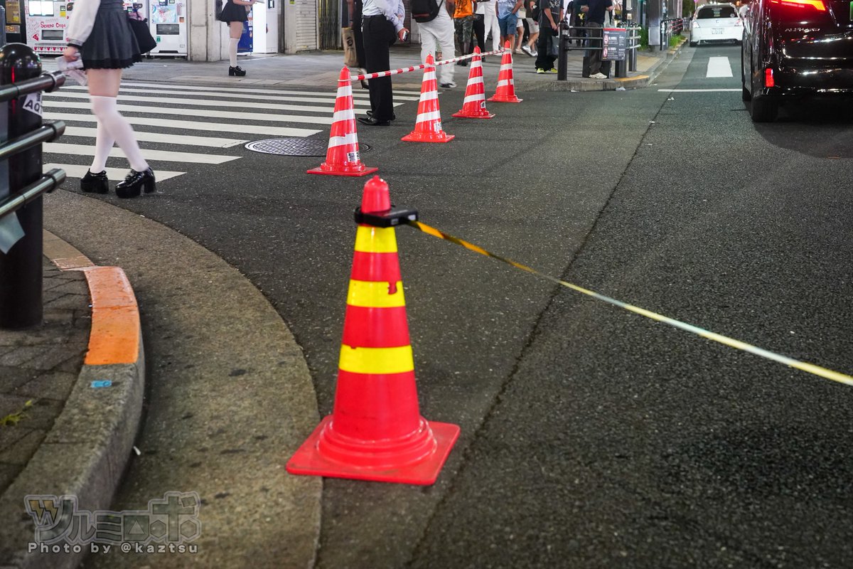 kaztsu's tweet photo. 秋葉原・中央通り、深夜騒音バイク＋車両が迷惑すぎて困ってる件。ダイビル裏の通りを封鎖。警察官が中央通りを見張っていて平和な週末の夜だけど、毎週してくれるのか、まだ半信半疑 https://t.co/wvfDZusy7u
