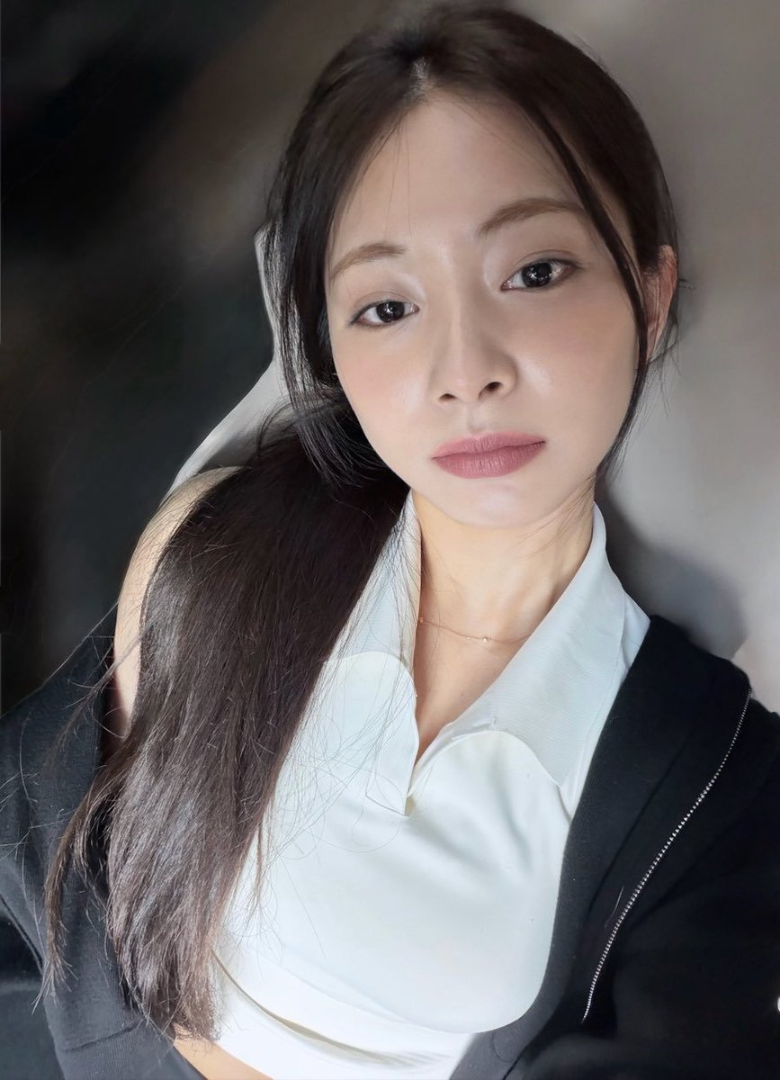 ThisisforuTzu's tweet photo. TZUYU SELCA.. SHE'S SO GORGEOUS 😍 https://t.co/BKG6y3fIps