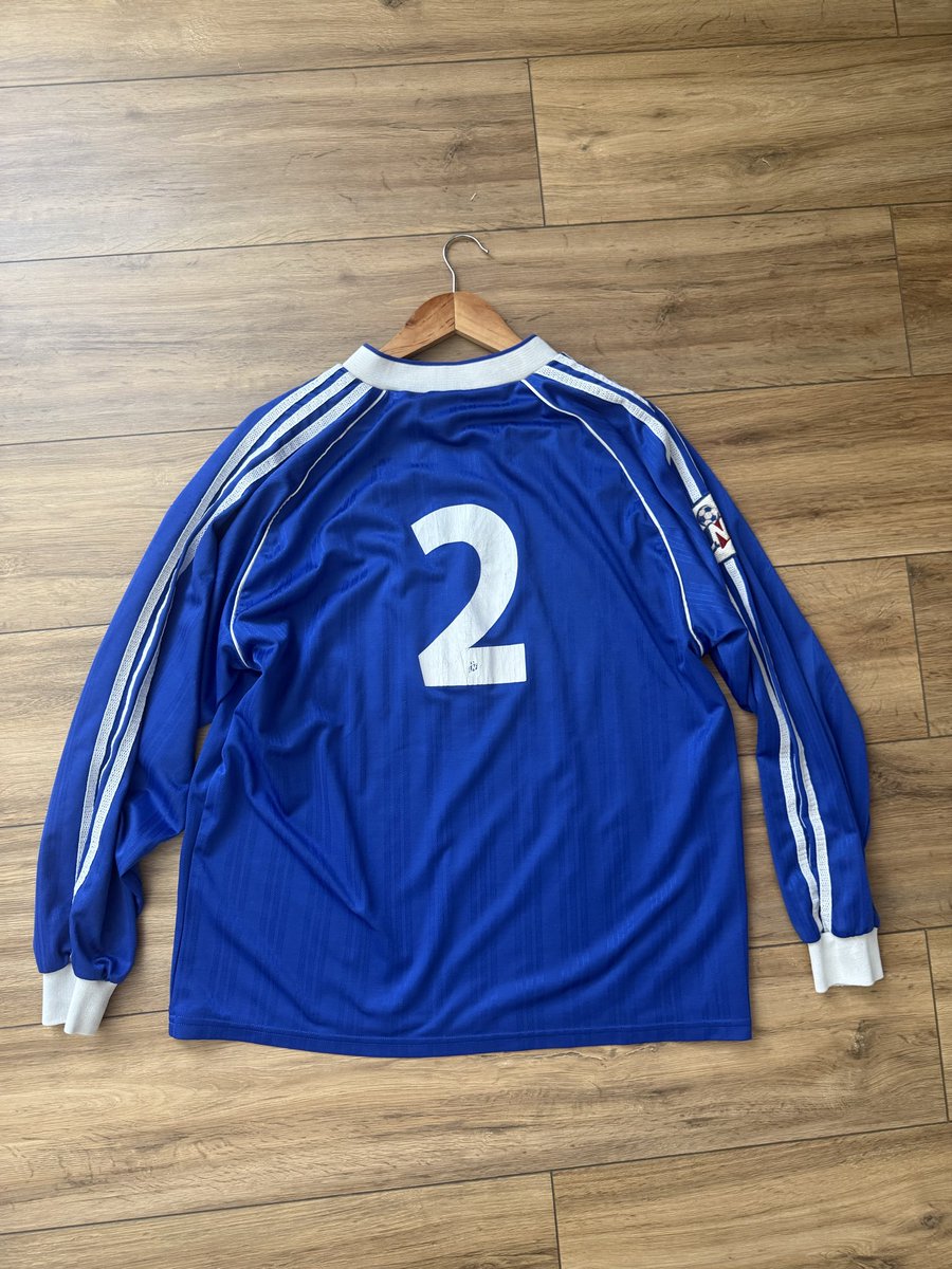 Nathxnn's tweet photo. Bonjour mon cher @SMCaen (et cc @WeAreMalherbe) j’ai déniché ce maillot très sympa mais je n’arrive pas à l’authentifier, pourriez-vous m’aider à l’identifier ? D’après mes infos c’est un maillot de la coupe de france entre 1995 et 1998 ! 
Merci d’avance ! https://t.co/R4vHQacEFM