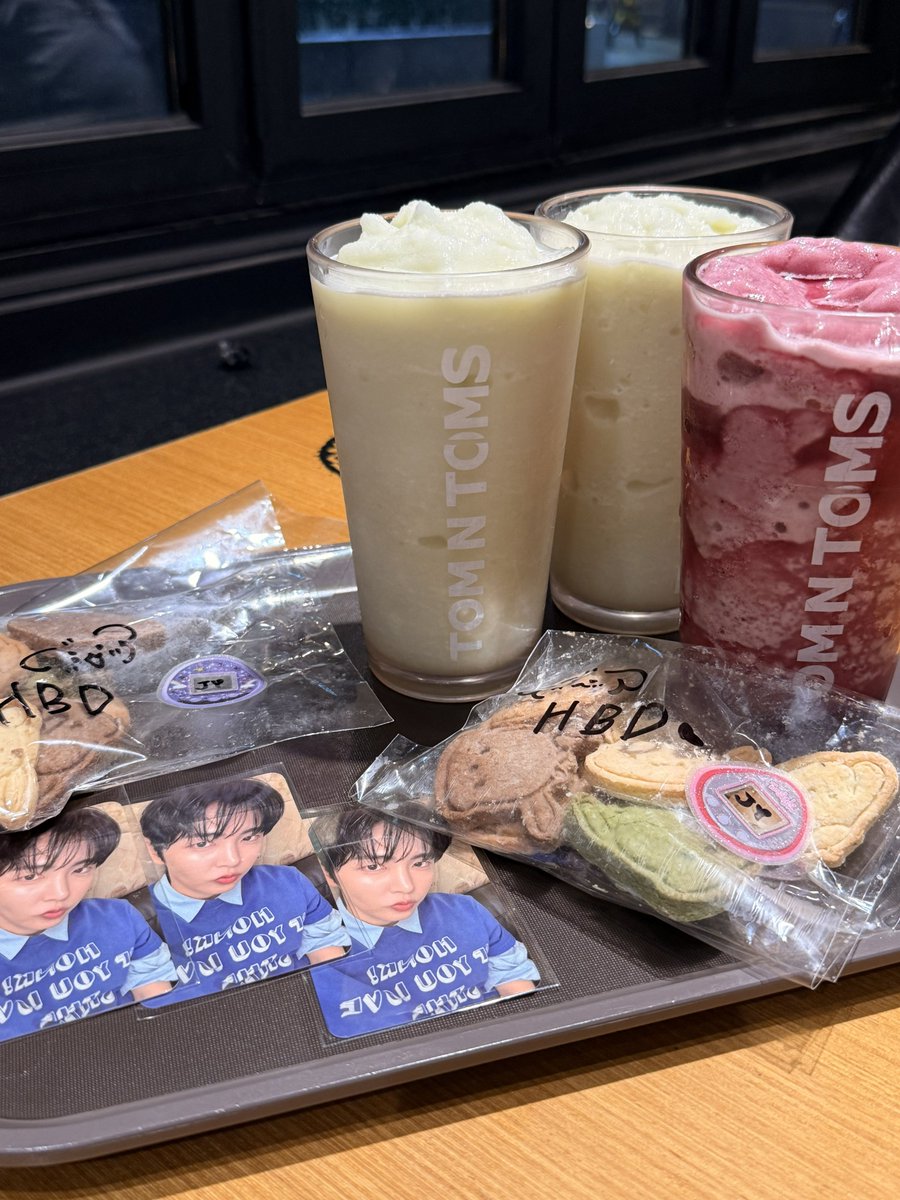 pitapat1123's tweet photo. 재윤 생일이라고 음료도 사주고 직접 만든 쿠키도 주는 여자가 잇다 . . #에신미담 https://t.co/4h7qbEGHwU