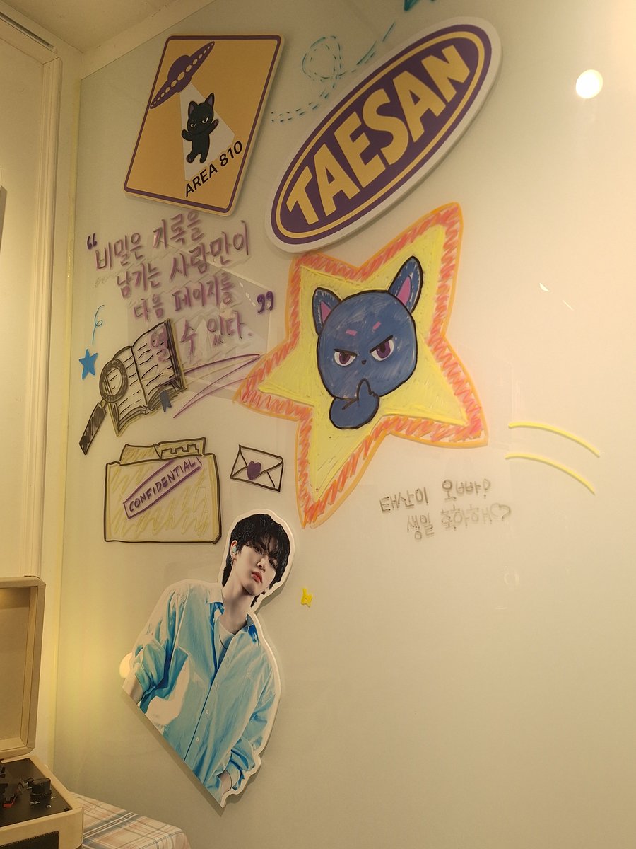 yurran_yeppii's tweet photo. 태산이 완전 미모냥일때 사진 많고 귀여운 포인트들도 많아서 너무 좋았구 럭드 태산 네컷진짜 예쁘구 말랑핀뱃지 미쳤음다
#탯탯도서관_미공개구역 https://t.co/sn121mQxhH