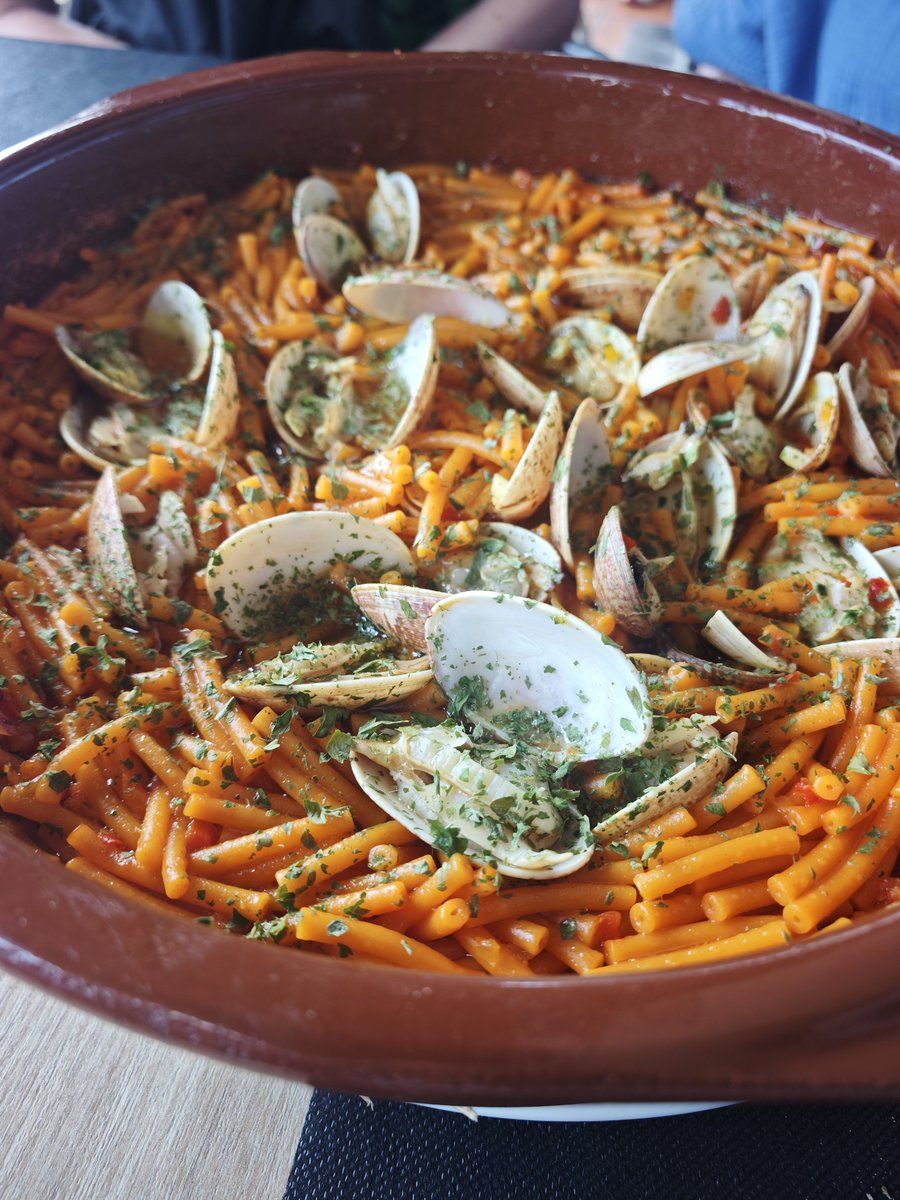 Solanojm's tweet photo. Fideos con almejas, pulpo y navajas, regado con albariño. Menu clásico de Galicia. En las rías bajas en Coruxo , en el restaurante Serea #galicia #almejas #comer #españa https://t.co/Iq0IfLWset