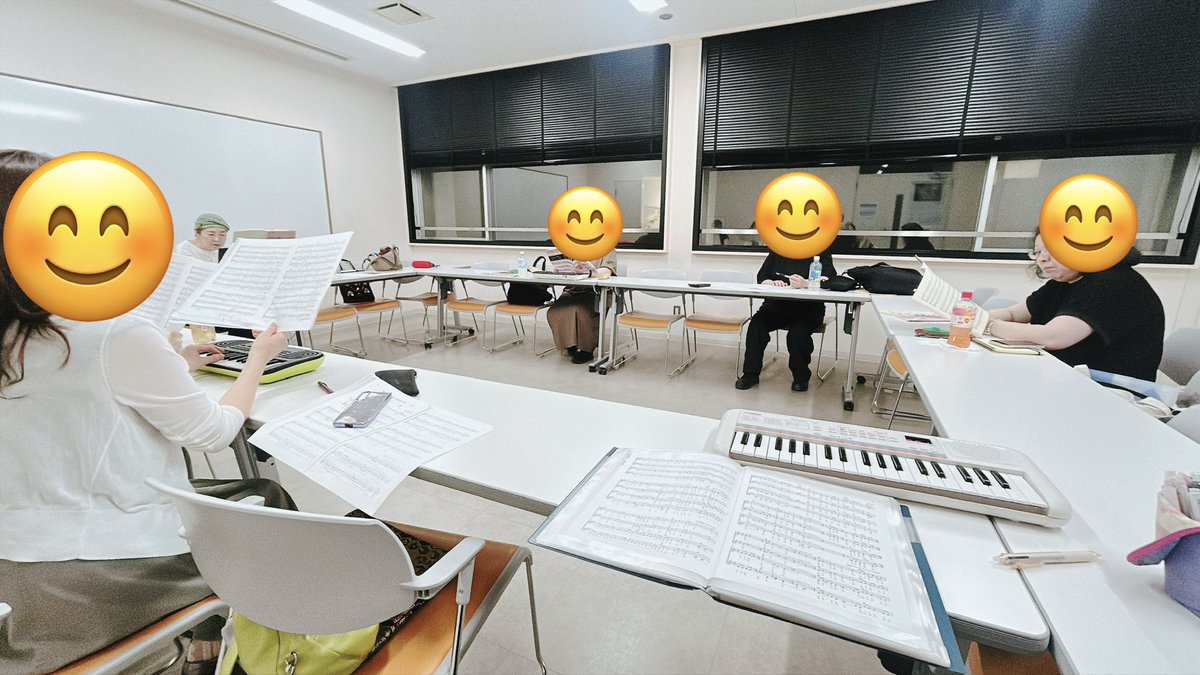 Piaceremiyagi's tweet photo. 今夜は先生もいらっしゃっての練習でした。
千原英喜　作曲のだんじゅかりゆしや　五つの琉球古謡　より　Ⅳ だんじゅかりゆし
そして
鈴木明美先生作曲の薔薇のかぎろひ　　より　ペルシャ薔薇の香料
の練習をしました。
琉球民謡は難しい🥺
練習後はココスで女子会🍽️ https://t.co/DeZcIeigNH