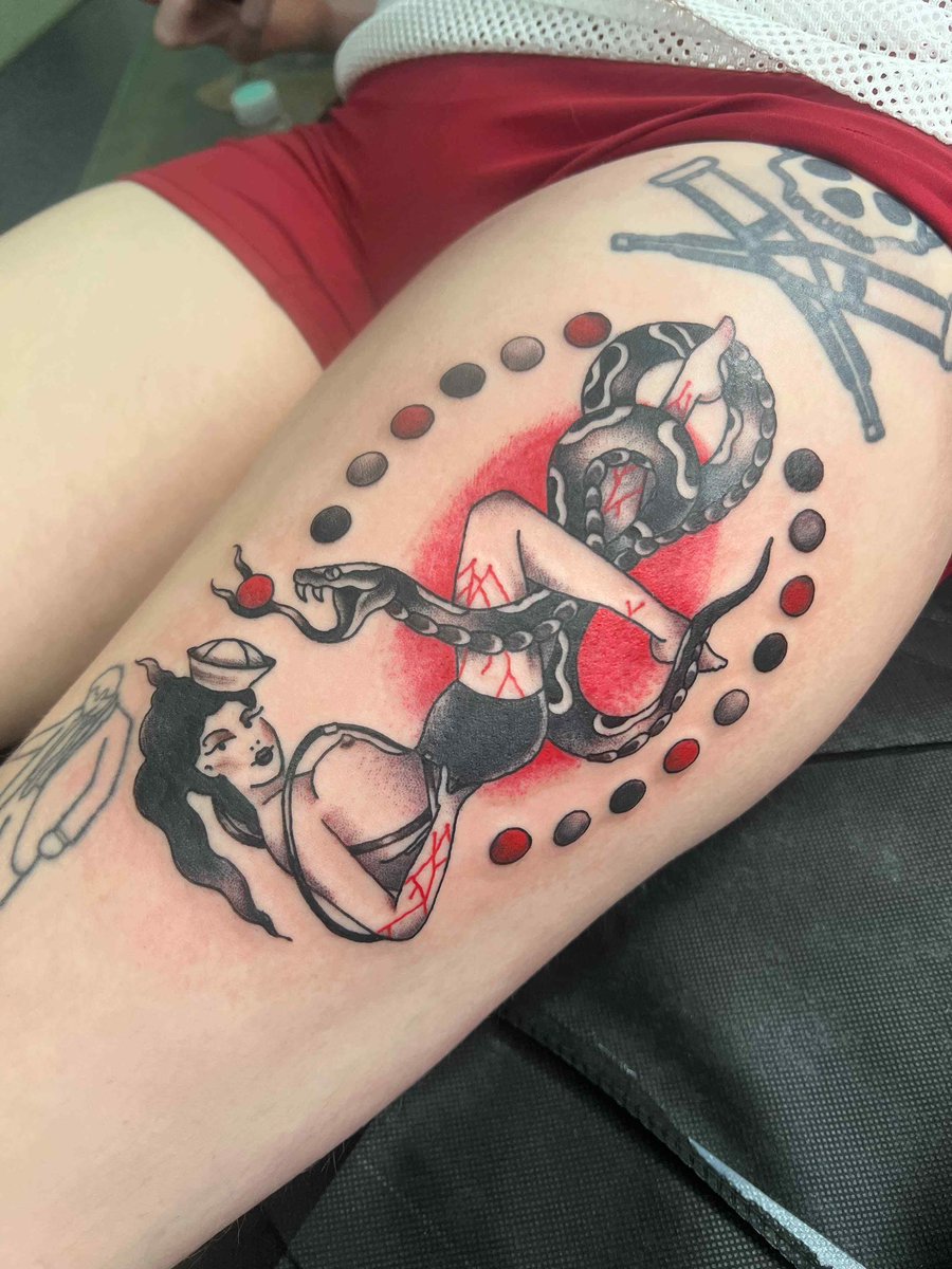 robertsn2000's tweet photo. i’ve always thought what if johnny knoxville was a beautiful women and had to get it tatted with my favorite stunt https://t.co/8HoDaYXXr7