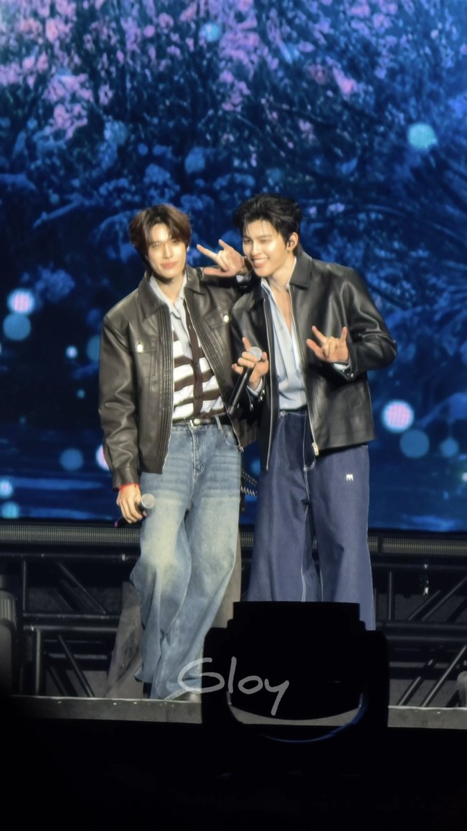 GokanGin's tweet photo. ตอนจบเพลง ภูวินเท้าไหล่ปอนด์ ปอนด์ทำ 🤟🏼 แล้วภูวินทำตาม น่ารักมากกกก 😆

PONDPHUWIN FANFEST MACAU

#GMMTVFanfestInMacau2026
#ปอนด์ภูวินทร์ https://t.co/FXdAkaMmqj