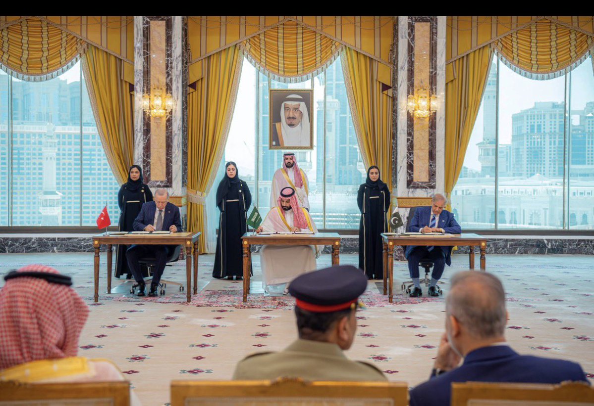 aloolah8's tweet photo. المرأة السعودية شريك في صناعة التاريخ.. حضور نوعي في توقيع اتفاقية مكة للدفاع المشترك» https://t.co/nIuVzYhjOf